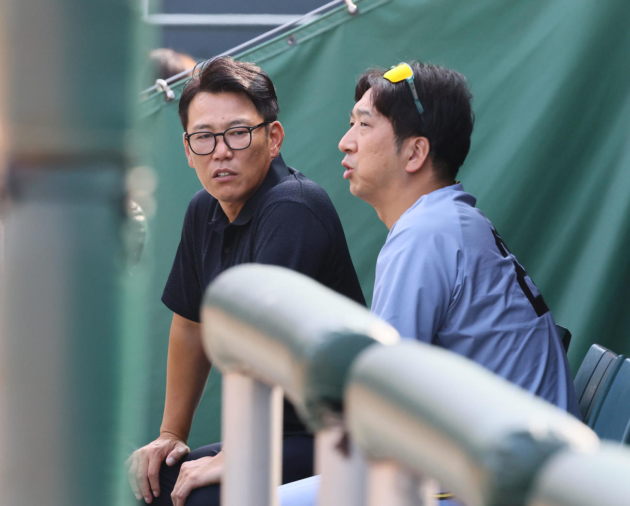 広島対阪神　マツダスタジアムを訪れ、阪神藤川監督と話しをする侍ジャパン井端監督（撮影・藤尾明華）