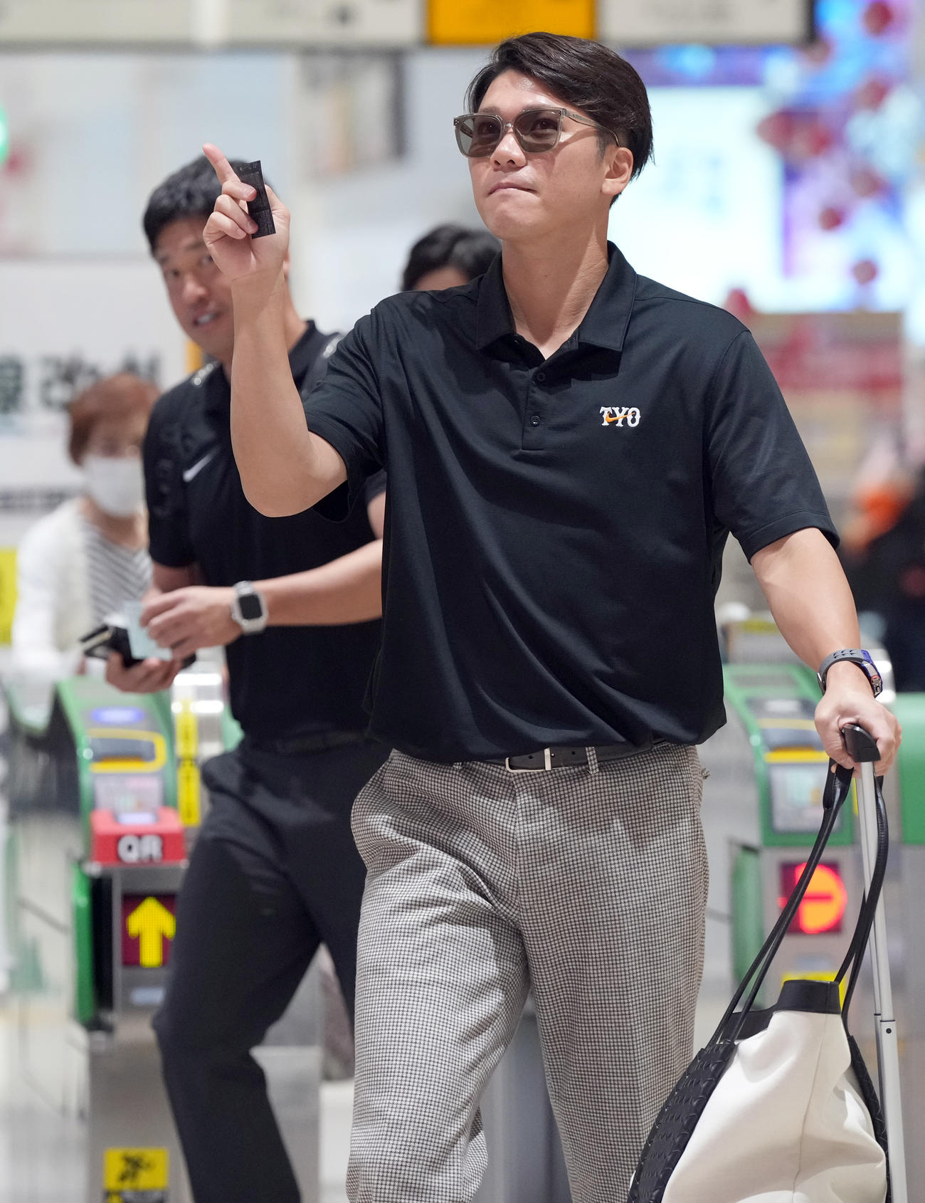 福島遠征を終え帰京する巨人坂本（撮影・たえ見朱実）