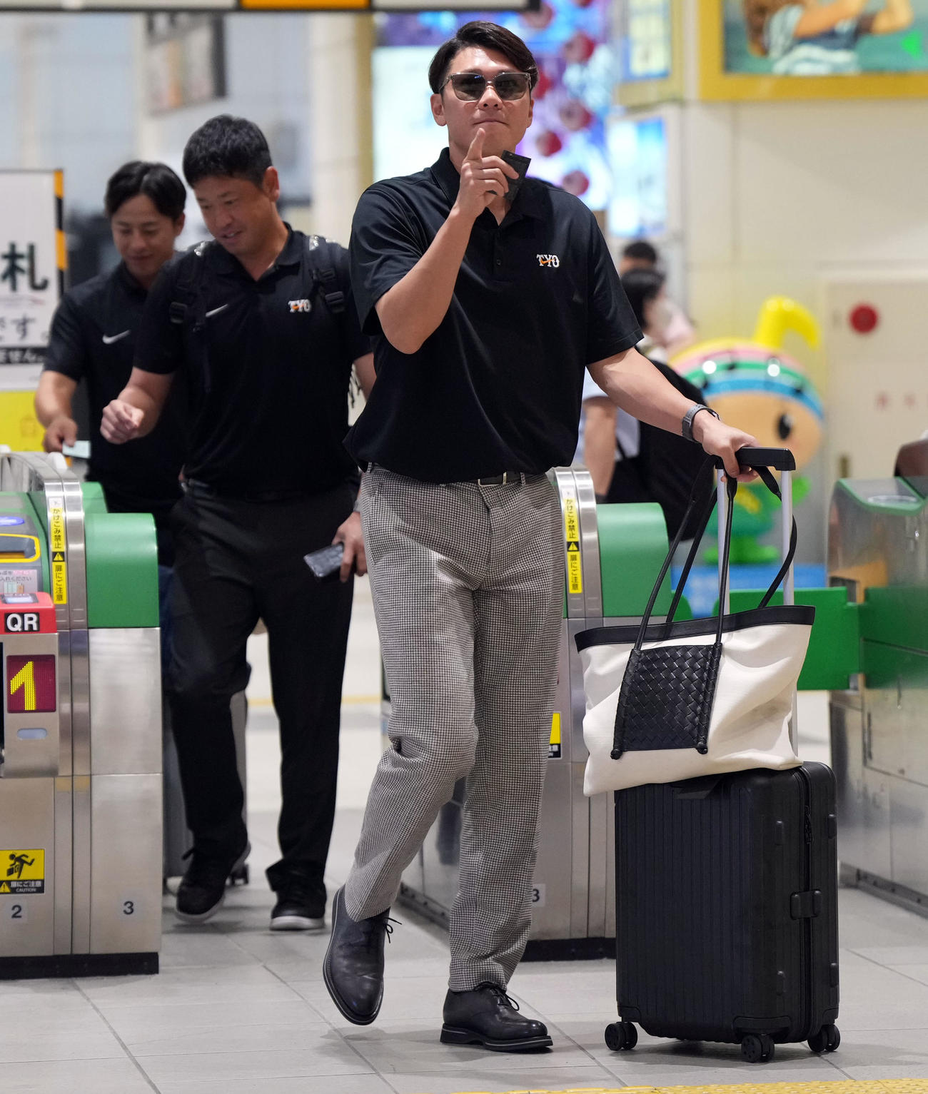 福島遠征を終え帰京する巨人坂本（撮影・たえ見朱実）