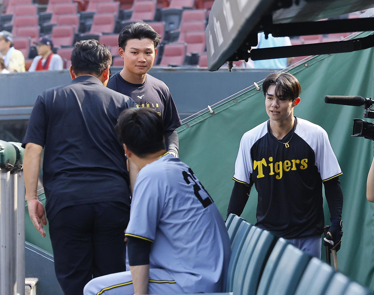 広島対阪神　マツダスタジアムを訪れた侍ジャパン井端監督（左）にあいさつする阪神中野（右）と森下（撮影・藤尾明華）
