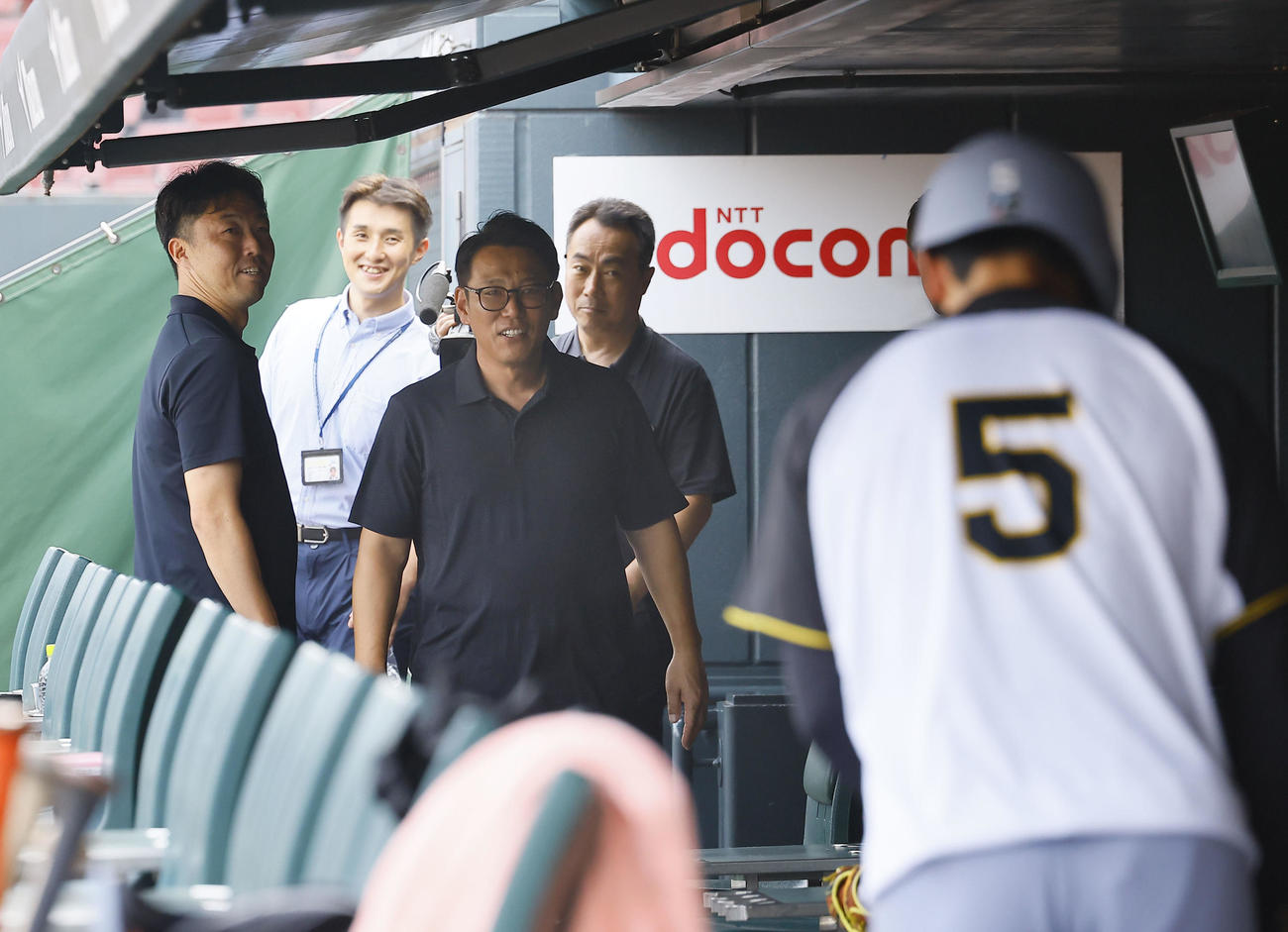 広島対阪神　マツダスタジアムを訪れた侍ジャパン井端監督（中央）、吉見投手コーチ（左端）とあいさつする阪神近本（撮影・藤尾明華）