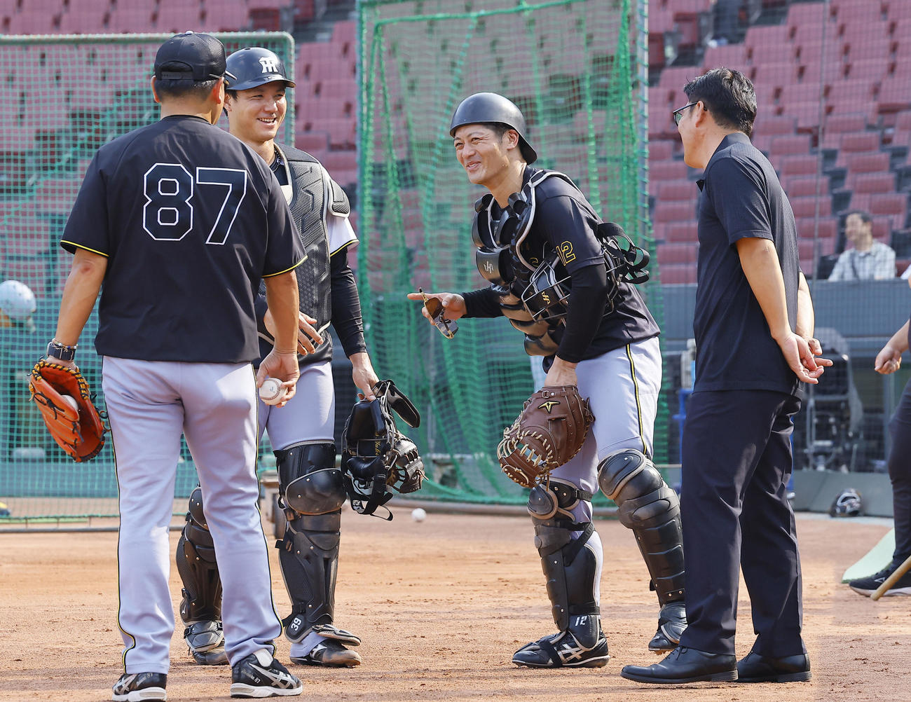 広島対阪神　マツダスタジアムを訪れた侍ジャパン井端監督（右端）と話しをする阪神坂本（中央右）と栄枝（撮影・藤尾明華）