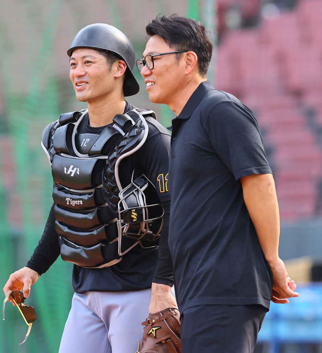 広島対阪神　マツダスタジアムを訪れ阪神坂本（左）と話しをする侍ジャパン井端監督（撮影・藤尾明華）
