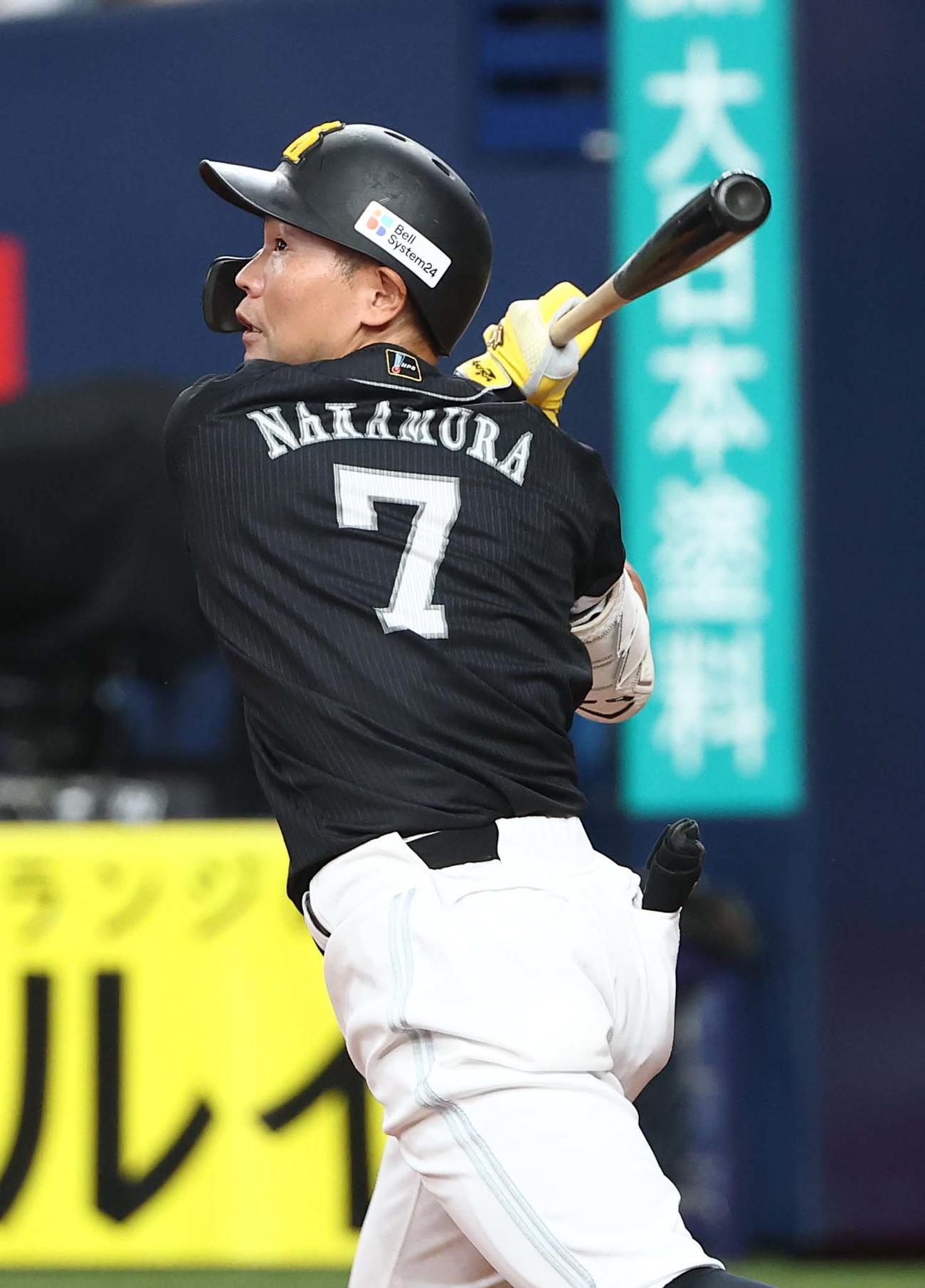 オリックス対ソフトバンク　1回表ソフトバンク2死、中村晃は左前打を放つ（撮影・上田博志）