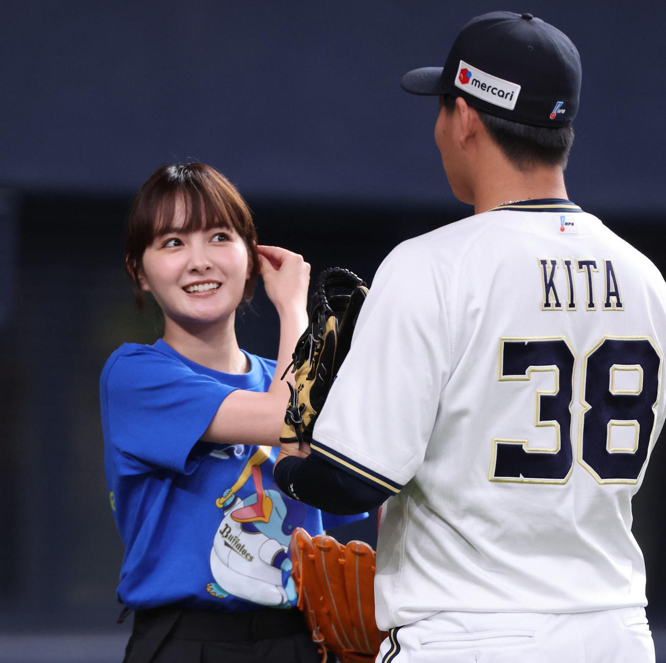 オリックス対ソフトバンク　始球式に登板予定の葵わかなは来田を相手に練習（撮影・西尾就之）