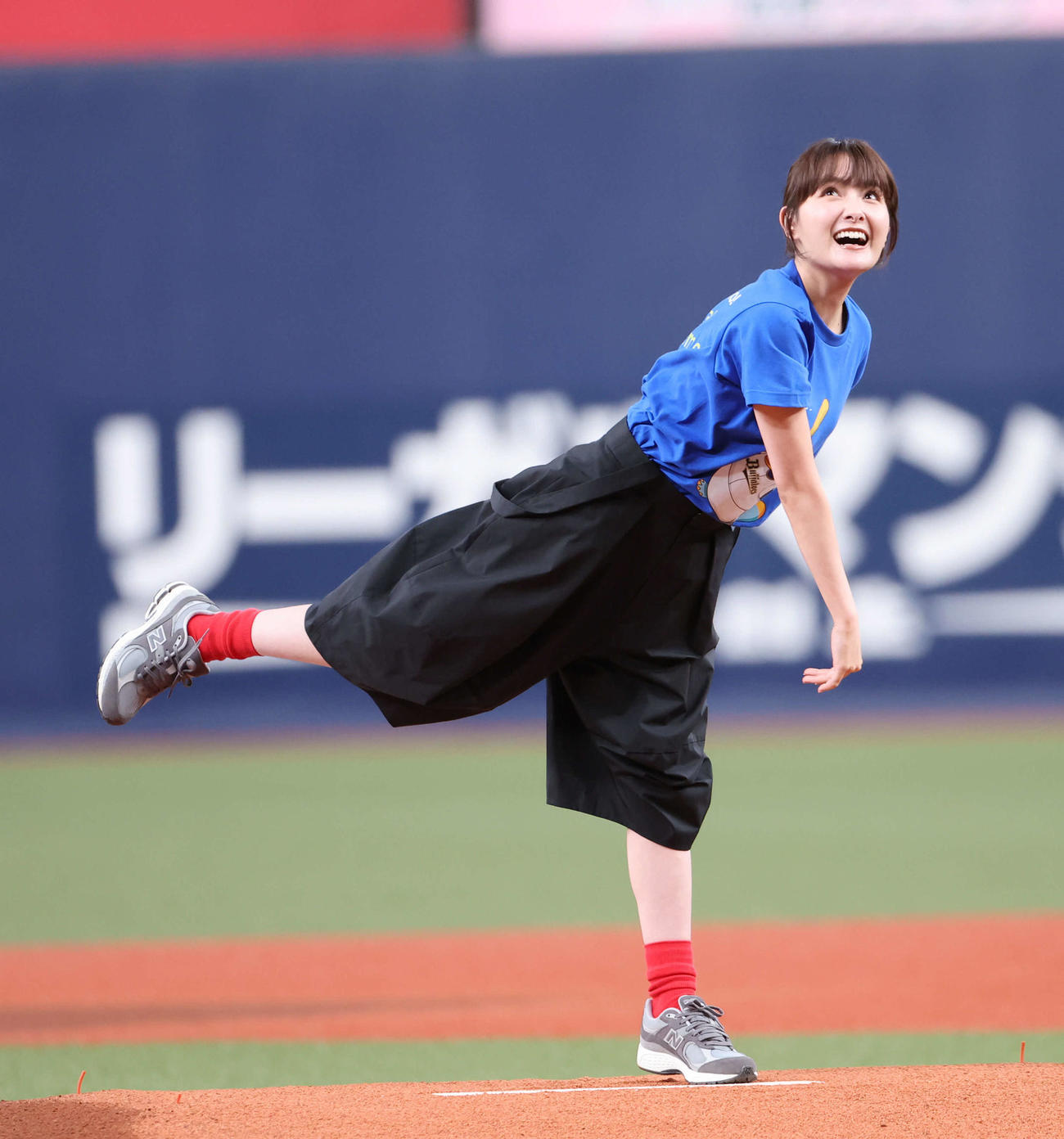 オリックス対ソフトバンク　始球式に登板した葵わかな（撮影・西尾就之）