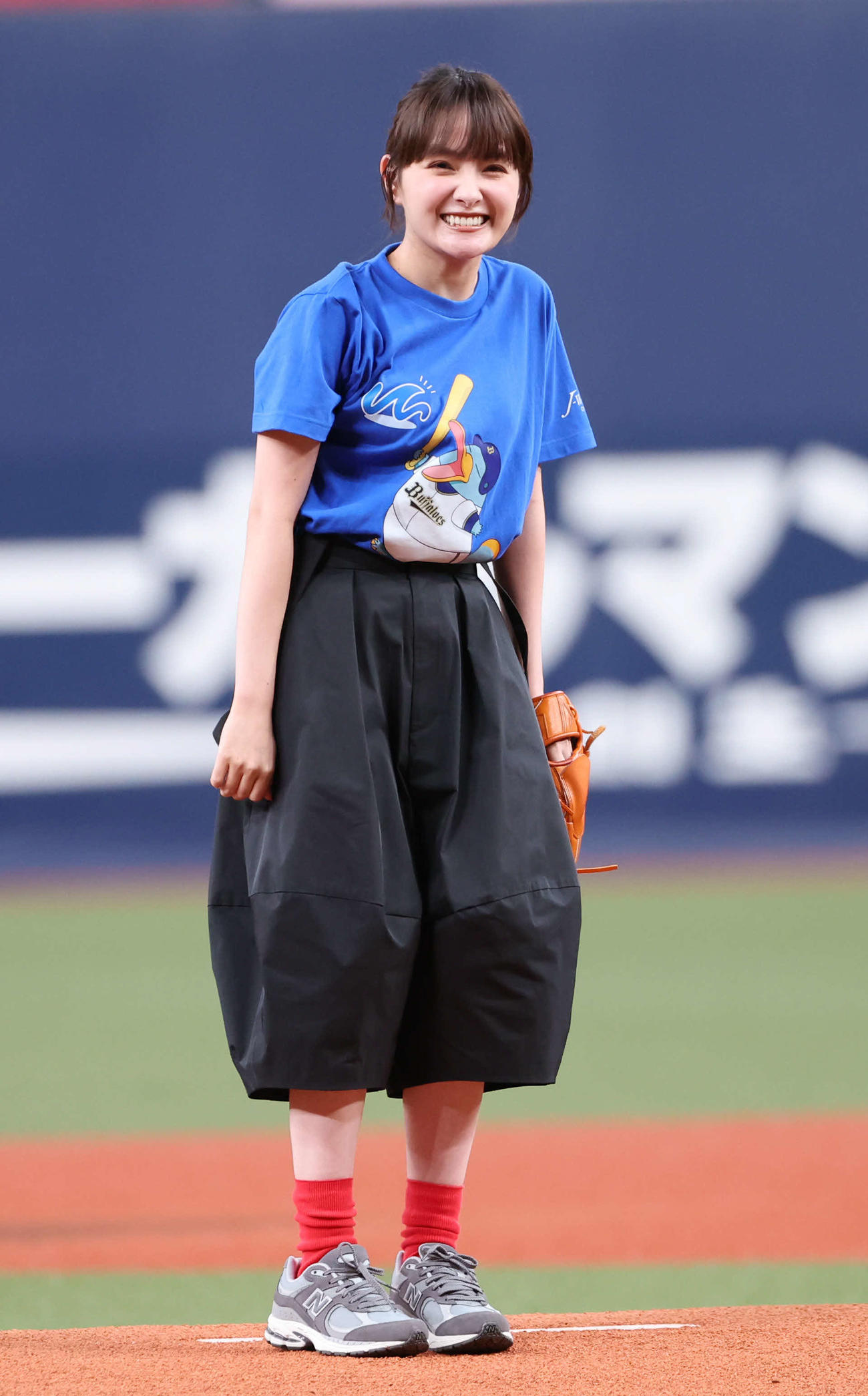オリックス対ソフトバンク　始球式に登板した葵わかなは苦笑い（撮影・西尾就之）