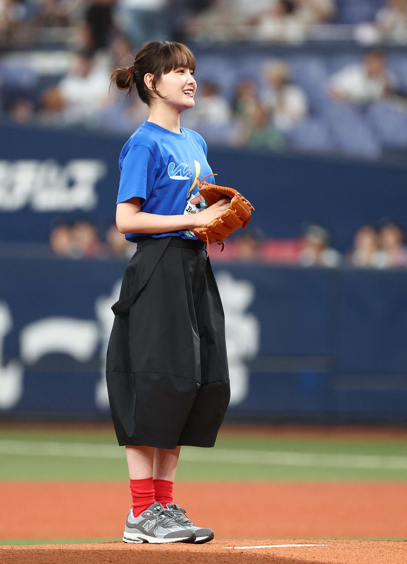 オリックス対ソフトバンク　始球式を務める俳優の葵わかな（撮影・上田博志）