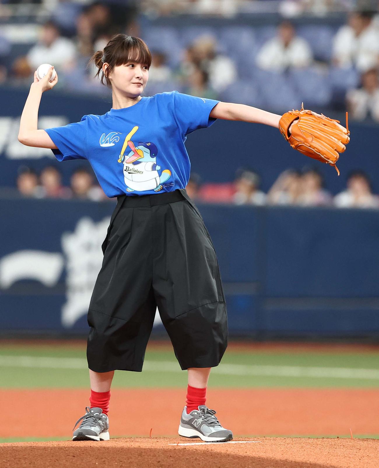 オリックス対ソフトバンク　始球式を務める俳優の葵わかな（撮影・上田博志）