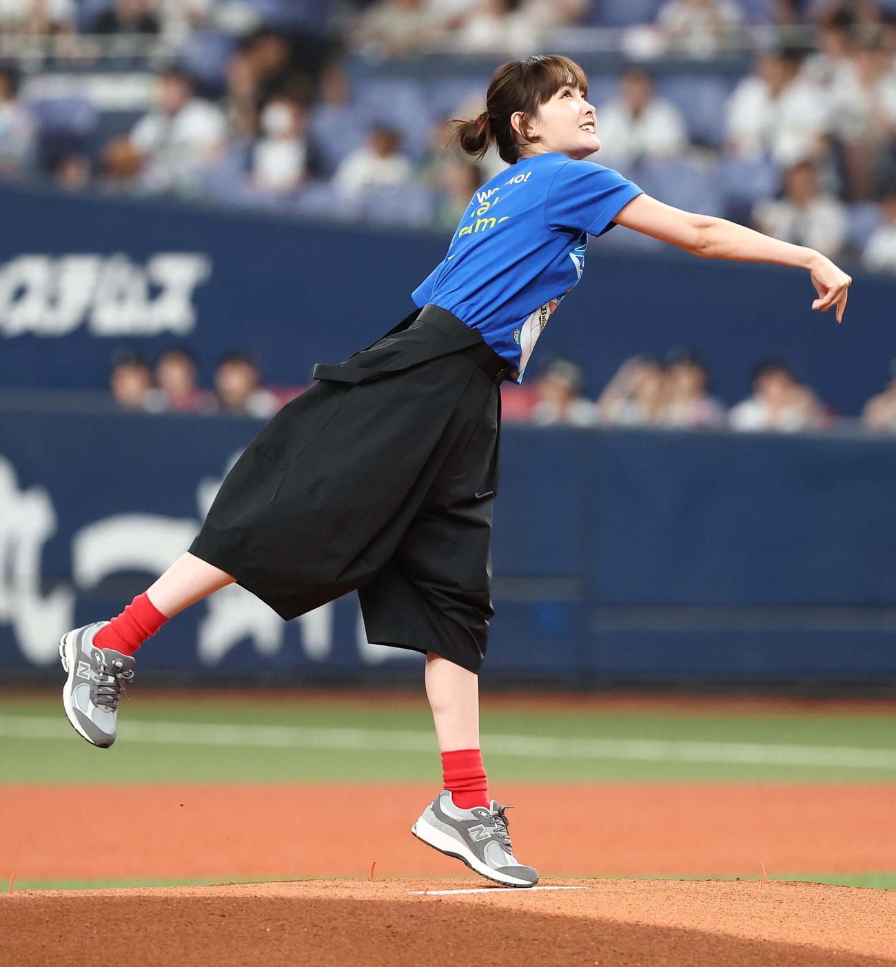 オリックス対ソフトバンク　始球式を務める俳優の葵わかな（撮影・上田博志）
