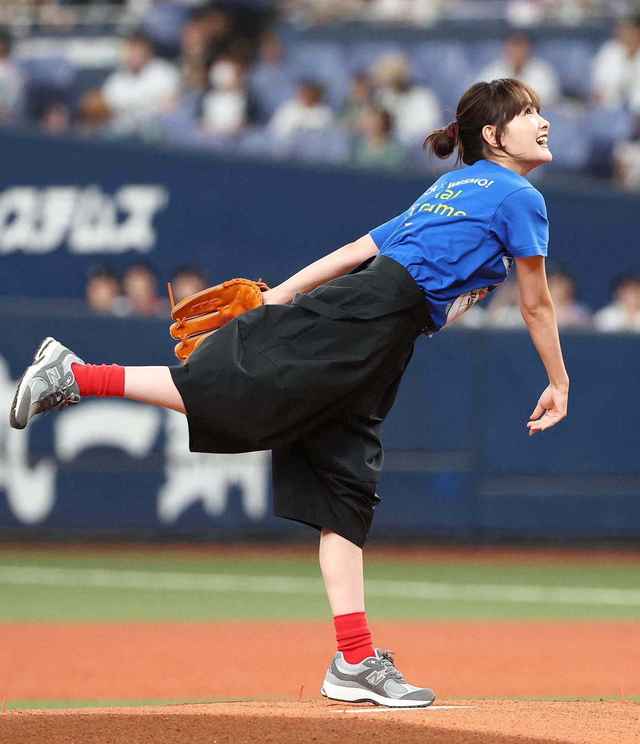 オリックス対ソフトバンク　始球式を務める俳優の葵わかな（撮影・上田博志）