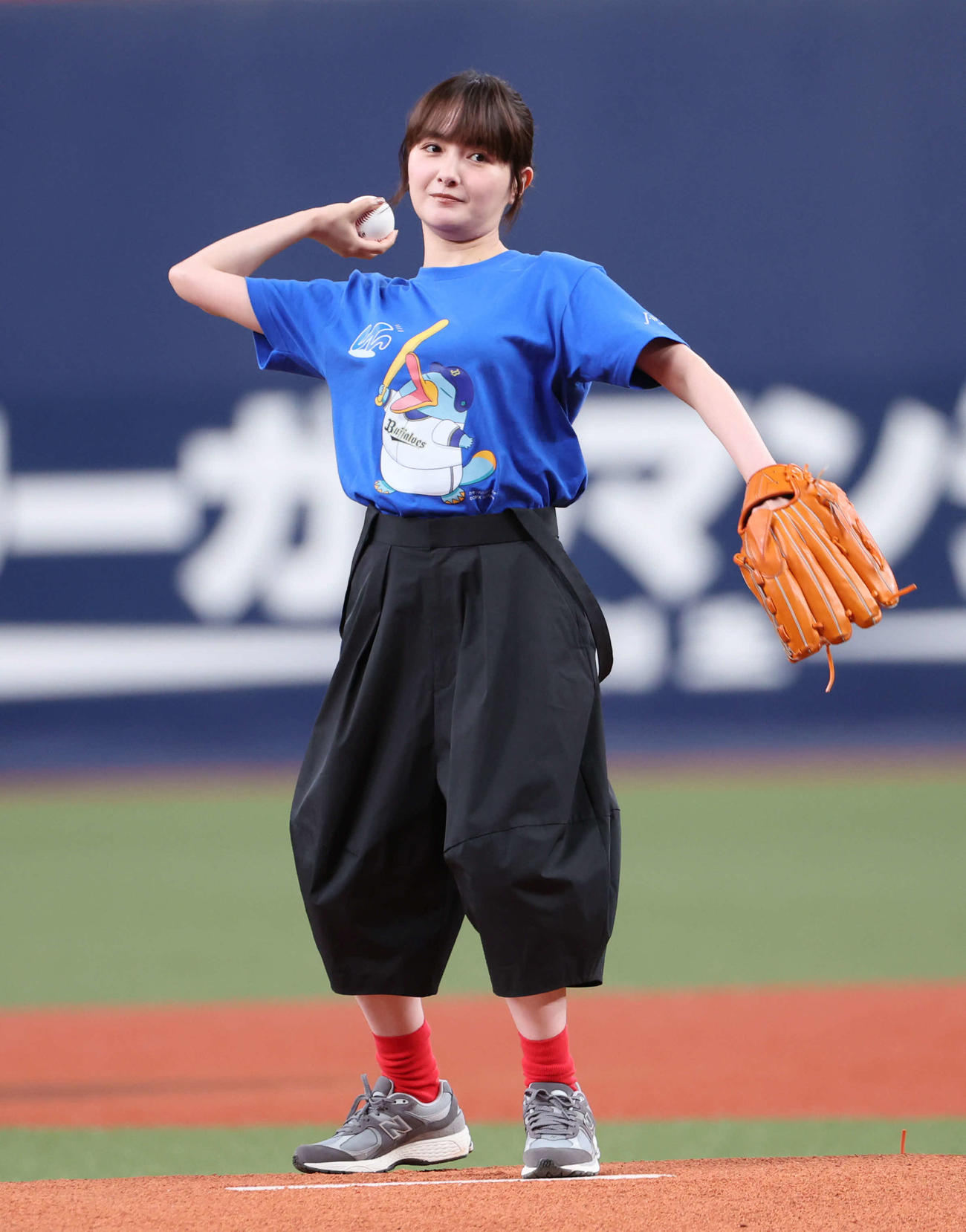 オリックス対ソフトバンク　始球式に登板した葵わかな（撮影・西尾就之）