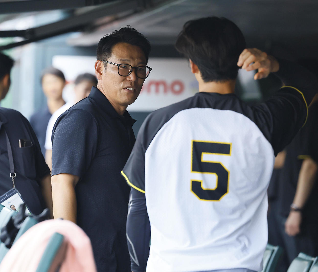 広島対阪神　マツダスタジアムを訪れ阪神近本と話しをする侍ジャパン井端監督（撮影・藤尾明華）