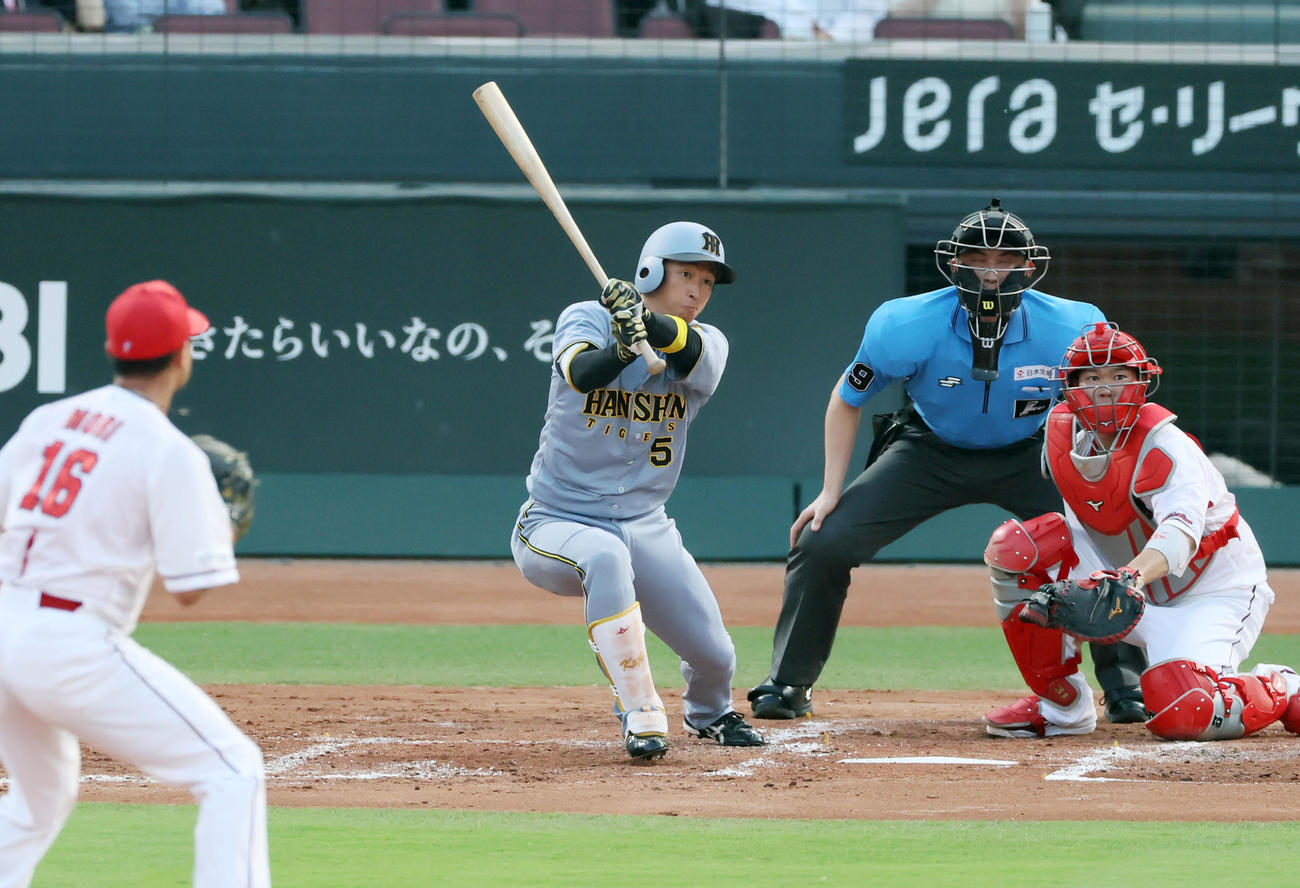 広島対阪神　3回表阪神2死、近本は左前打を放つ。投手森（撮影・加藤哉）