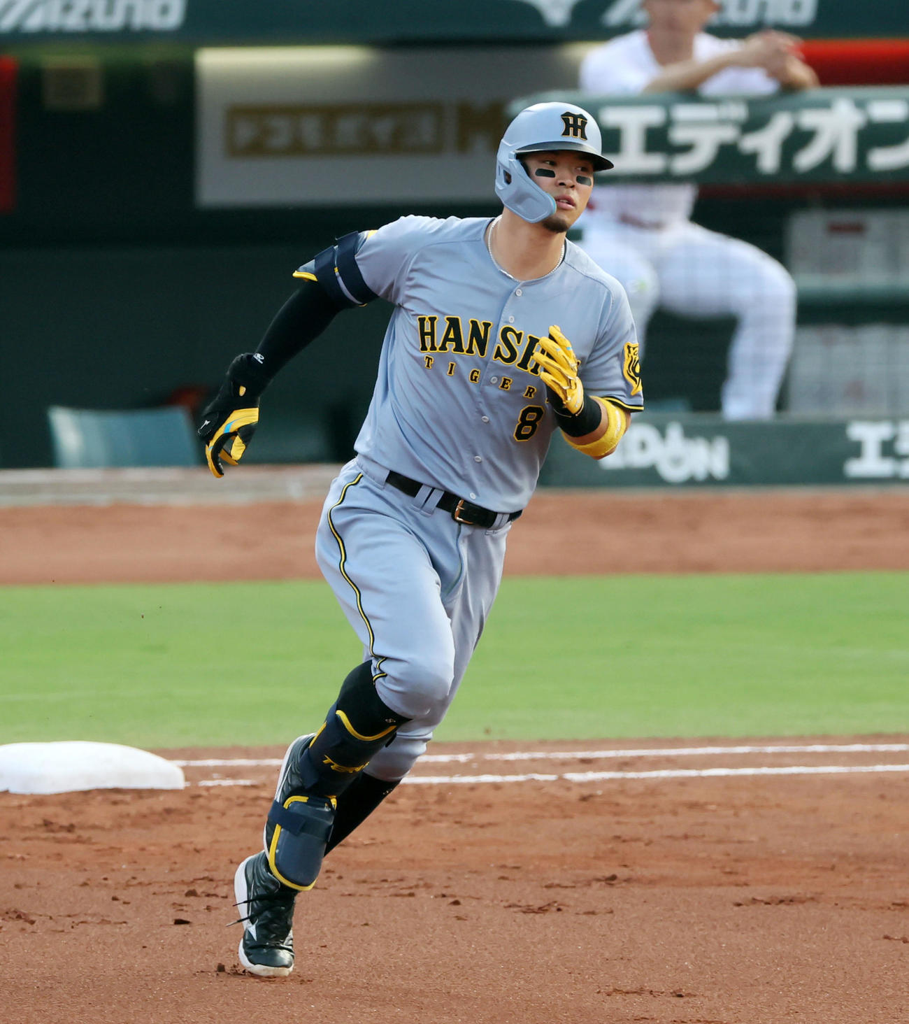 広島対阪神　2回表阪神無死、佐藤輝は右越えソロ本塁打を放つ（撮影・加藤哉）