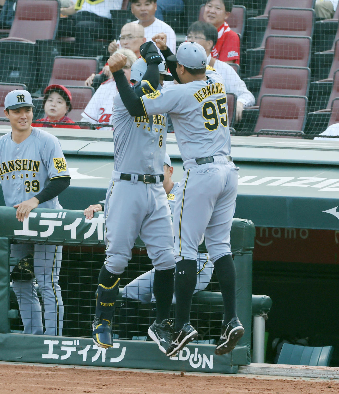 広島対阪神　2回表阪神無死、佐藤輝は右越えソロ本塁打を放ちベンチのヘルナンデス（右）とジャンプしてタッチ（撮影・加藤哉）