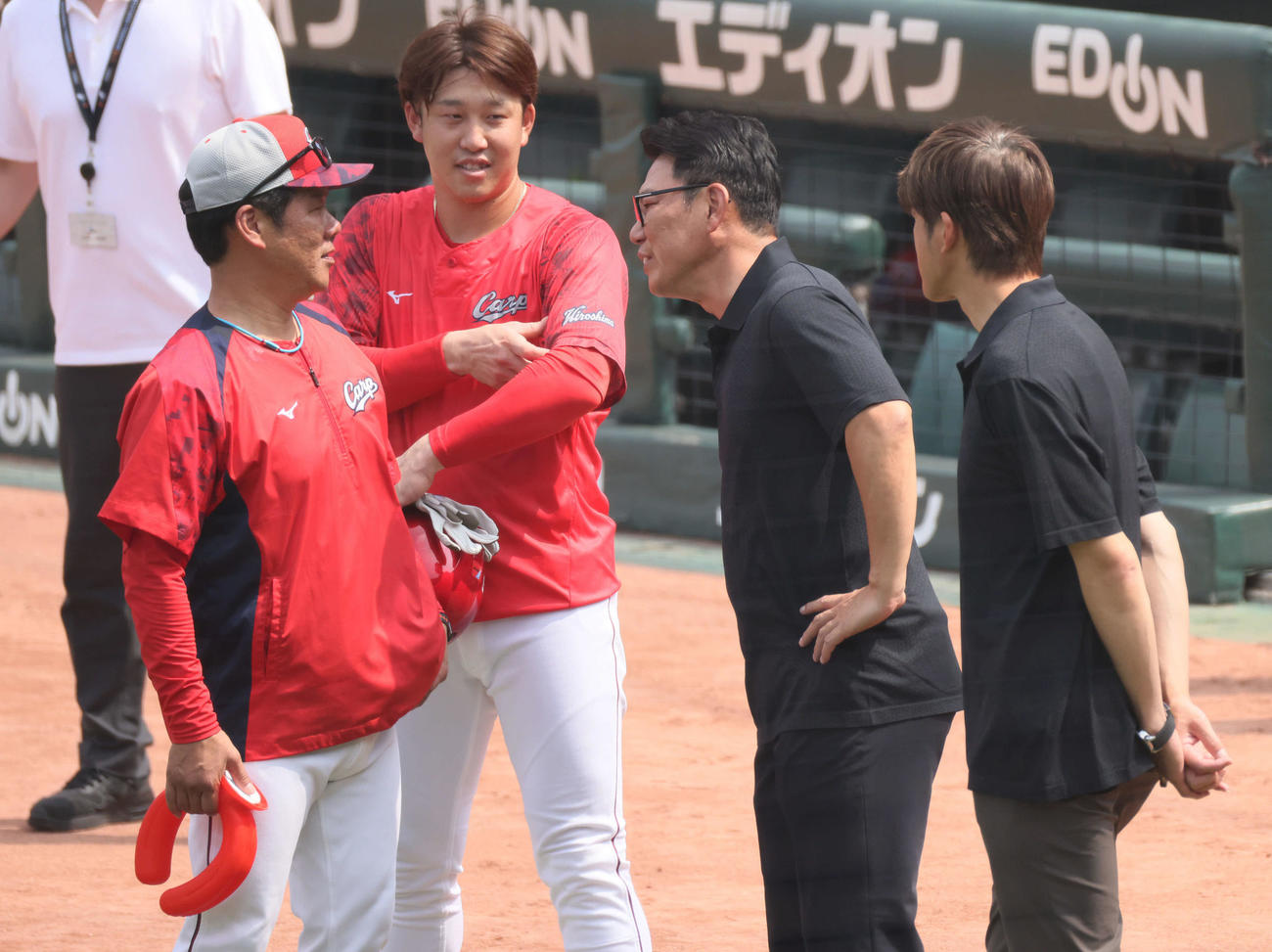 広島対阪神　試合前、藤井ヘッドコーチ（左）、小園（左から2人目）と談笑する侍ジャパンの井端監督。右は能見（撮影・加藤孝規）
