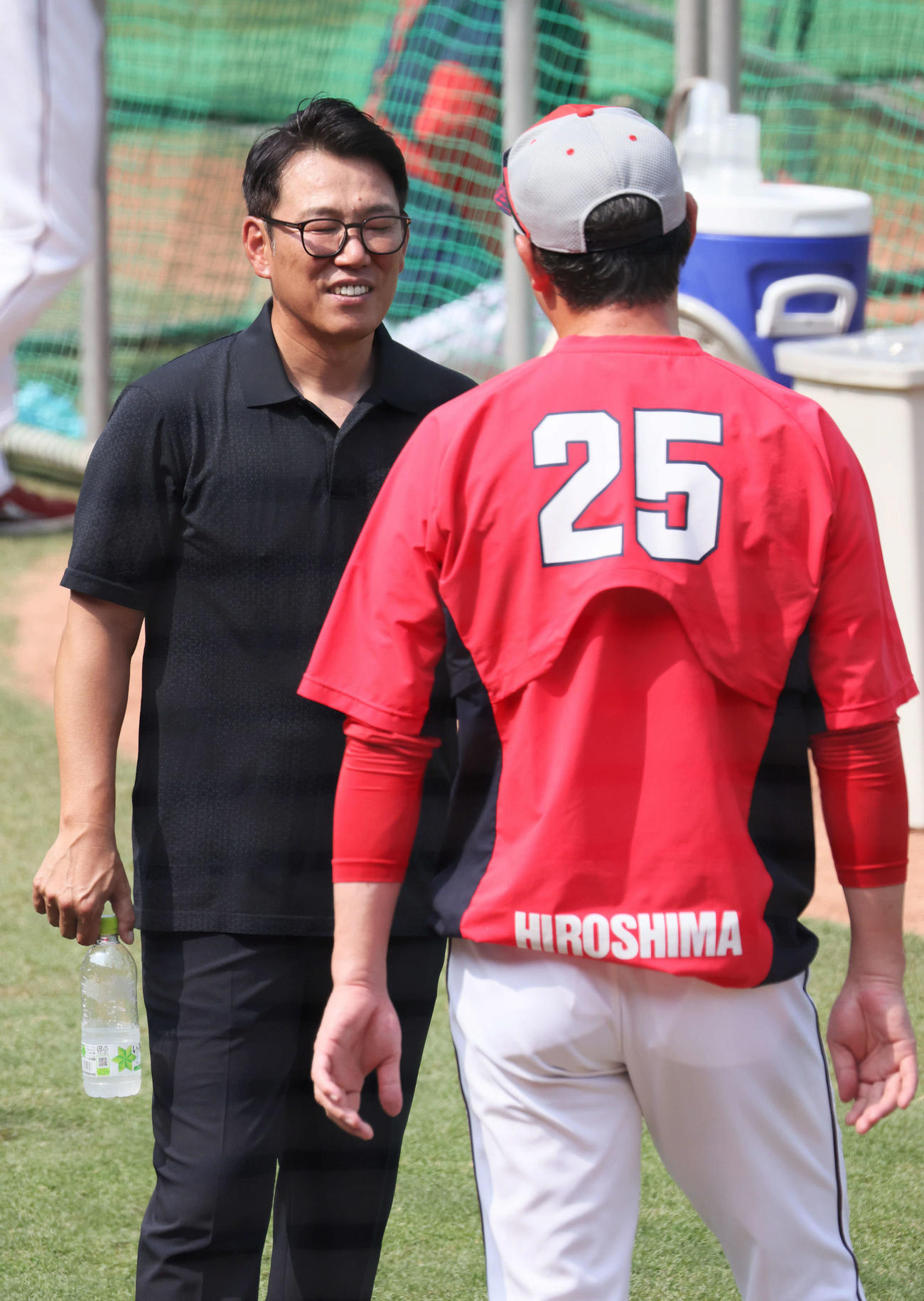 広島対阪神　試合前、新井監督と談笑する侍ジャパンの井端監督（左）（撮影・加藤孝規）