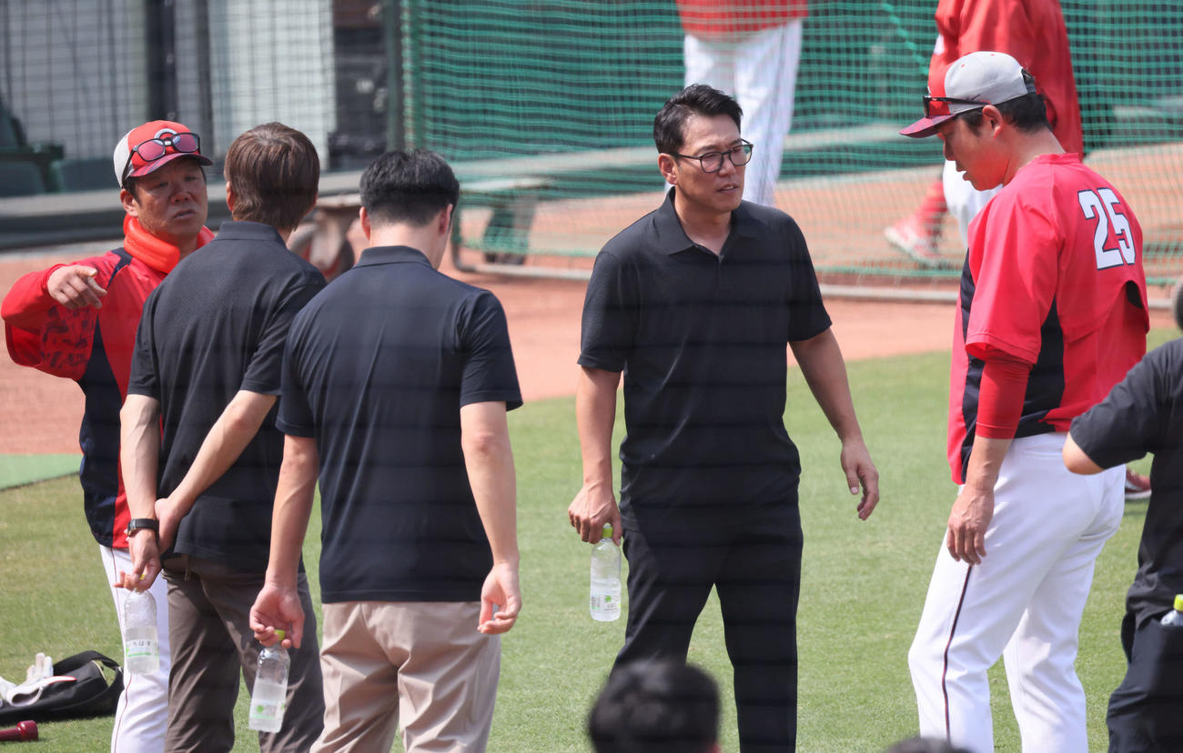 広島対阪神　試合前、新井監督（右）らと談笑する侍ジャパンの井端監督（右から2人目）ら（撮影・加藤孝規）