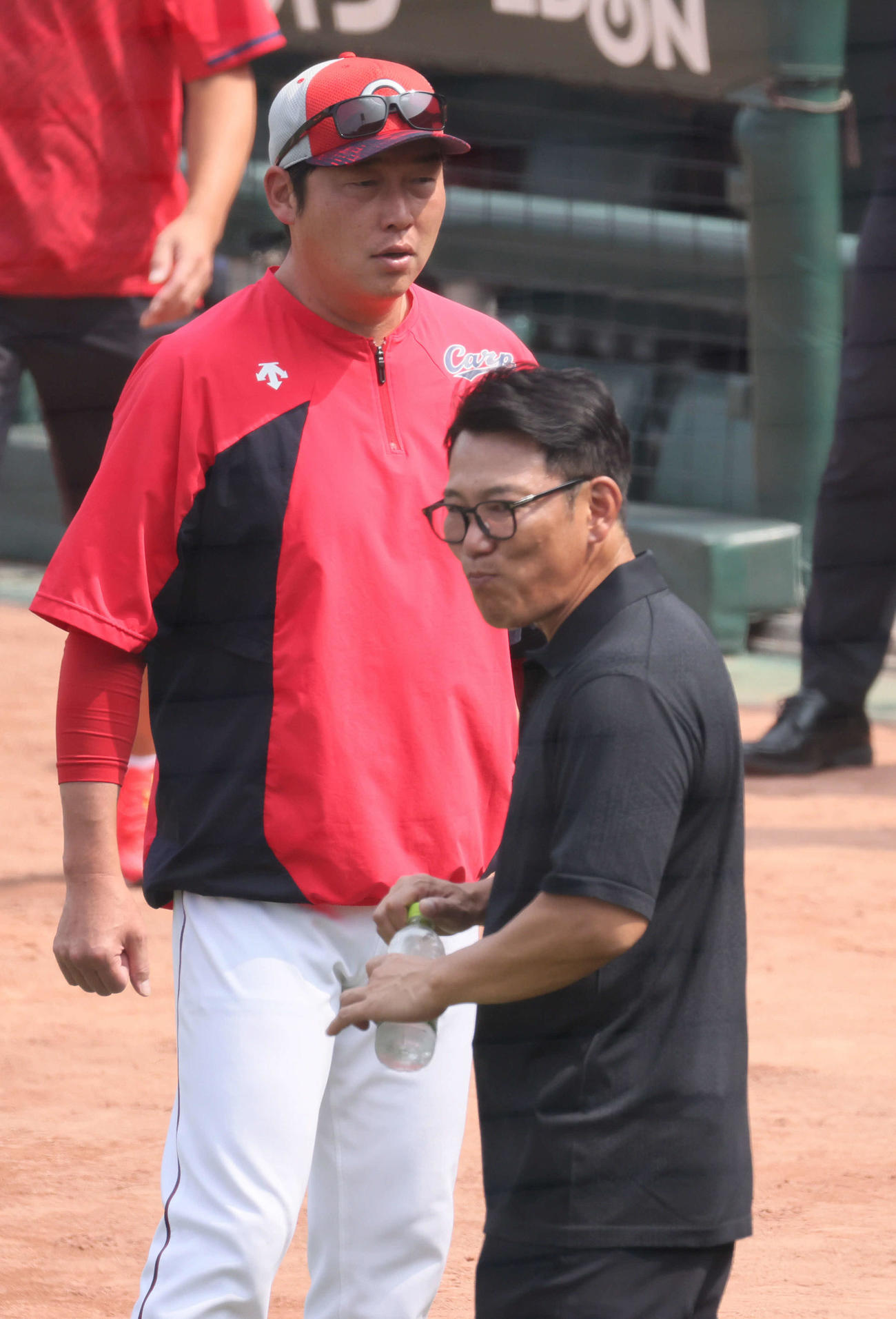 広島対阪神　試合前、新井監督と談笑する侍ジャパンの井端監督（右）（撮影・加藤孝規）
