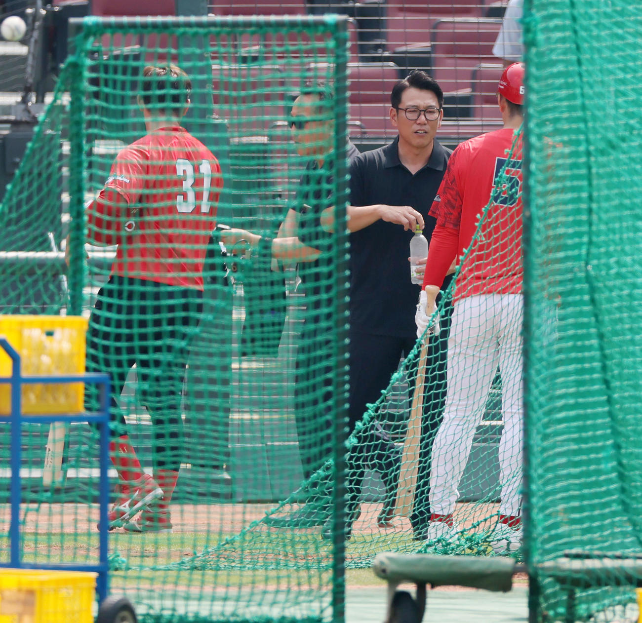 広島対阪神　視察に訪れた野球日本代表の井端監督は小園、坂倉（左）と話し込む（撮影・加藤哉）