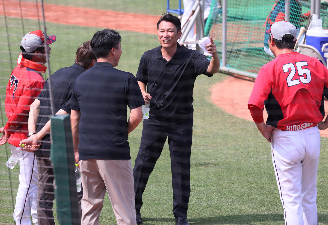 広島対阪神　試合前、新井監督（右）らと談笑する侍ジャパンの井端監督（中央）（撮影・加藤孝規）