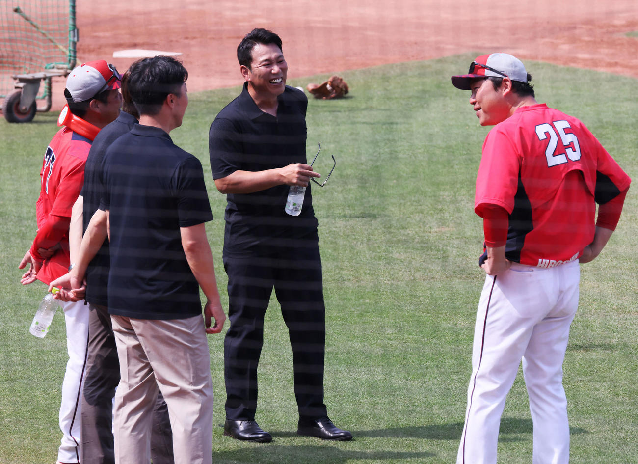 広島対阪神　試合前、新井監督（右）らと談笑する侍ジャパンの井端監督（中央）（撮影・加藤孝規）