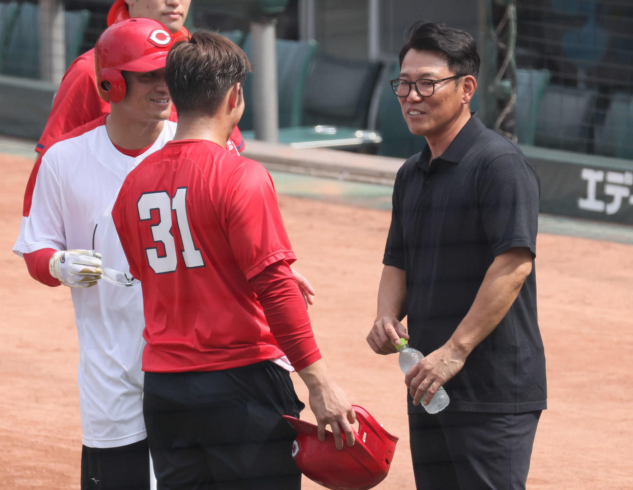 広島対阪神　試合前、坂倉（左から2人目）、田中（左）と談笑する侍ジャパンの井端監督（撮影・加藤孝規）