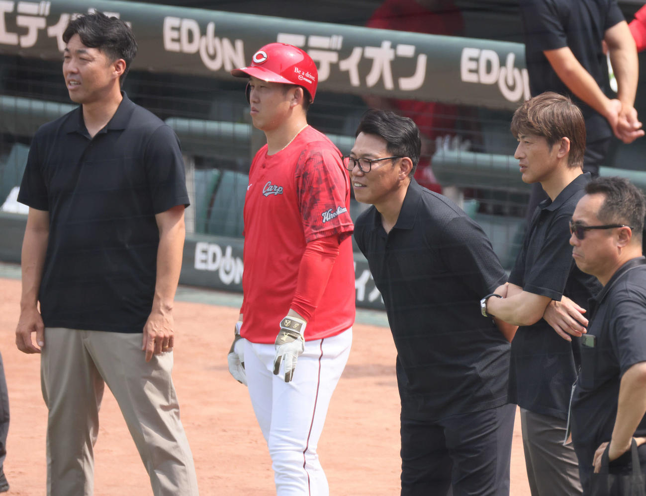 広島対阪神　試合前、小園（左から2人目）と談笑する侍ジャパンの井端監督（右から2人目）。右は能見。左は吉見（撮影・加藤孝規）