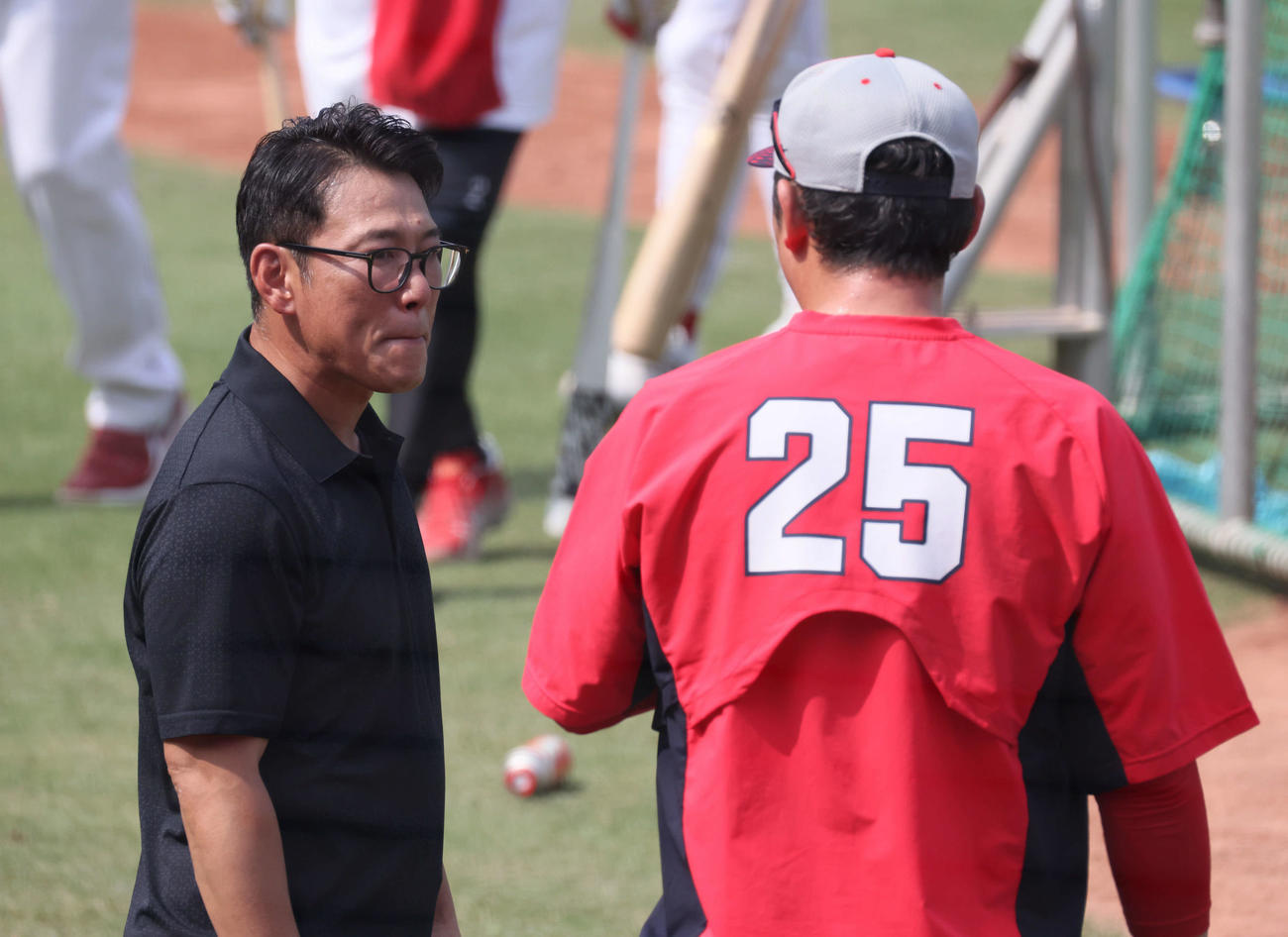 広島対阪神　試合前、新井監督と談笑する侍ジャパンの井端監督（左）（撮影・加藤孝規）