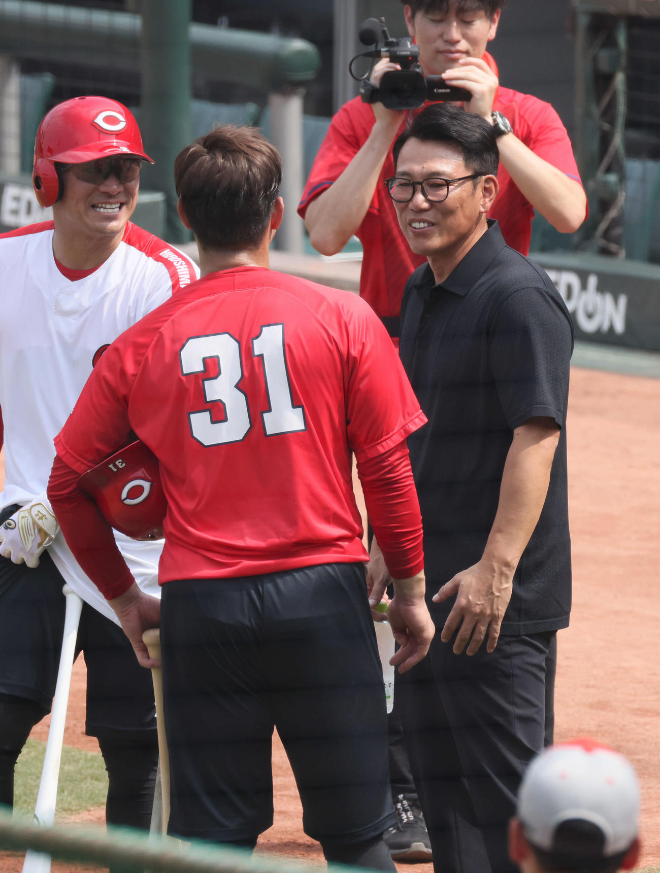 広島対阪神　試合前、坂倉（左から2人目）、田中（左）と談笑する侍ジャパンの井端監督（撮影・加藤孝規）