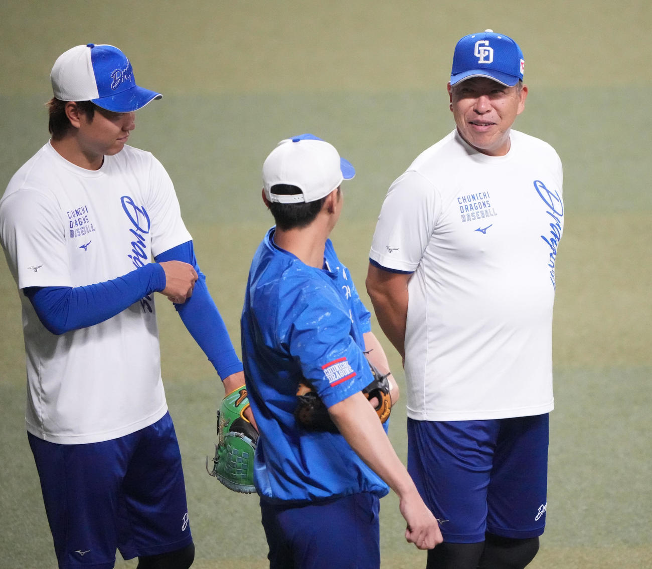 井上監督（右）は高橋宏、浅尾投手コーチらと言葉を交わす（撮影・森本幸一）