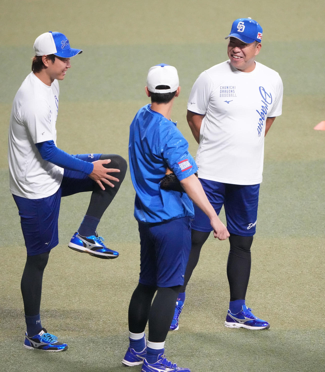 井上監督（右）は高橋宏、浅尾投手コーチらと言葉を交わす（撮影・森本幸一）