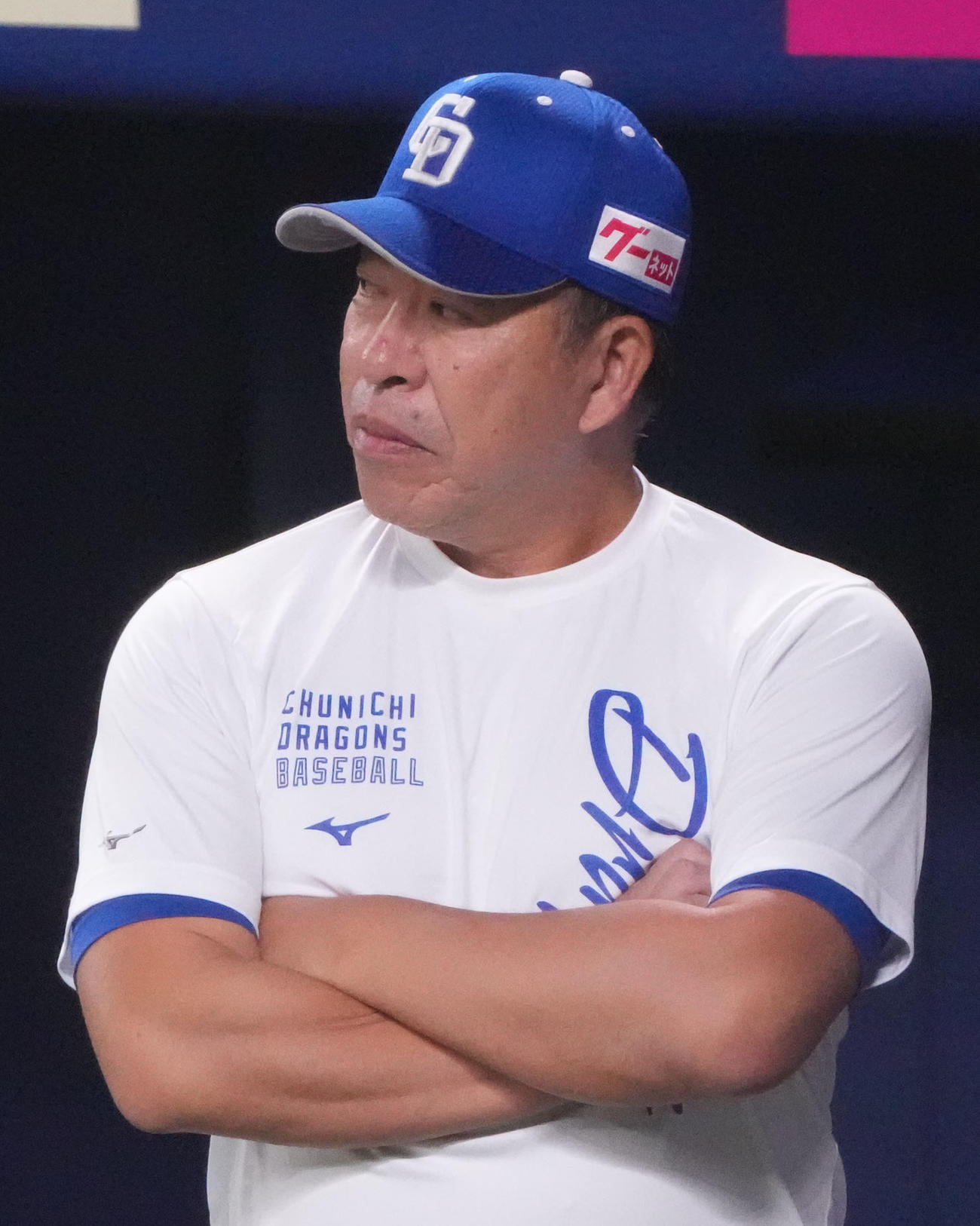 練習を見つめる井上監督（撮影・森本幸一）
