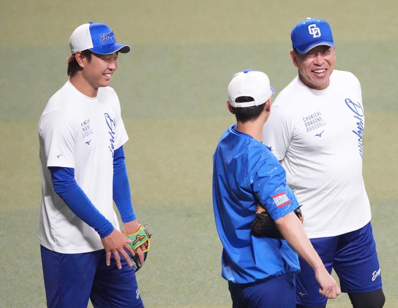 井上監督（右）は高橋宏、浅尾投手コーチらと言葉を交わす（撮影・森本幸一）