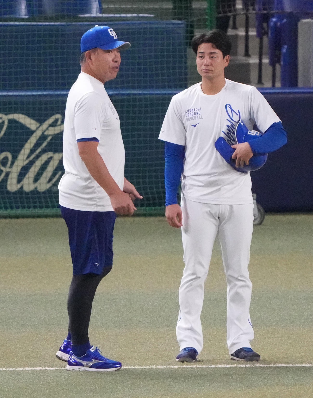 井上監督（左）は石伊と言葉を交わす（撮影・森本幸一）