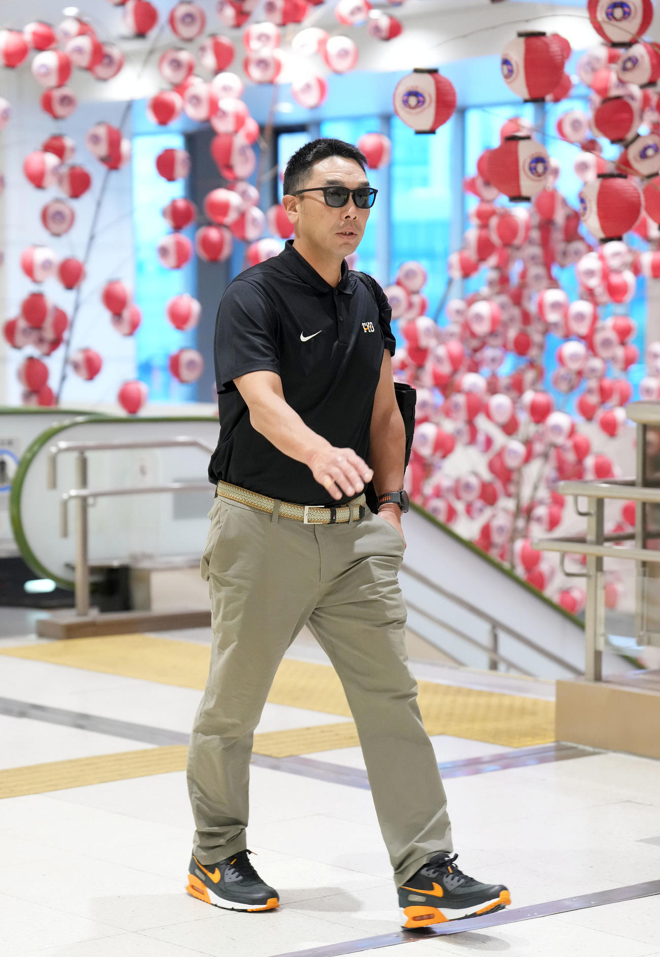福島遠征を終え帰京する巨人阿部監督（撮影・たえ見朱実）