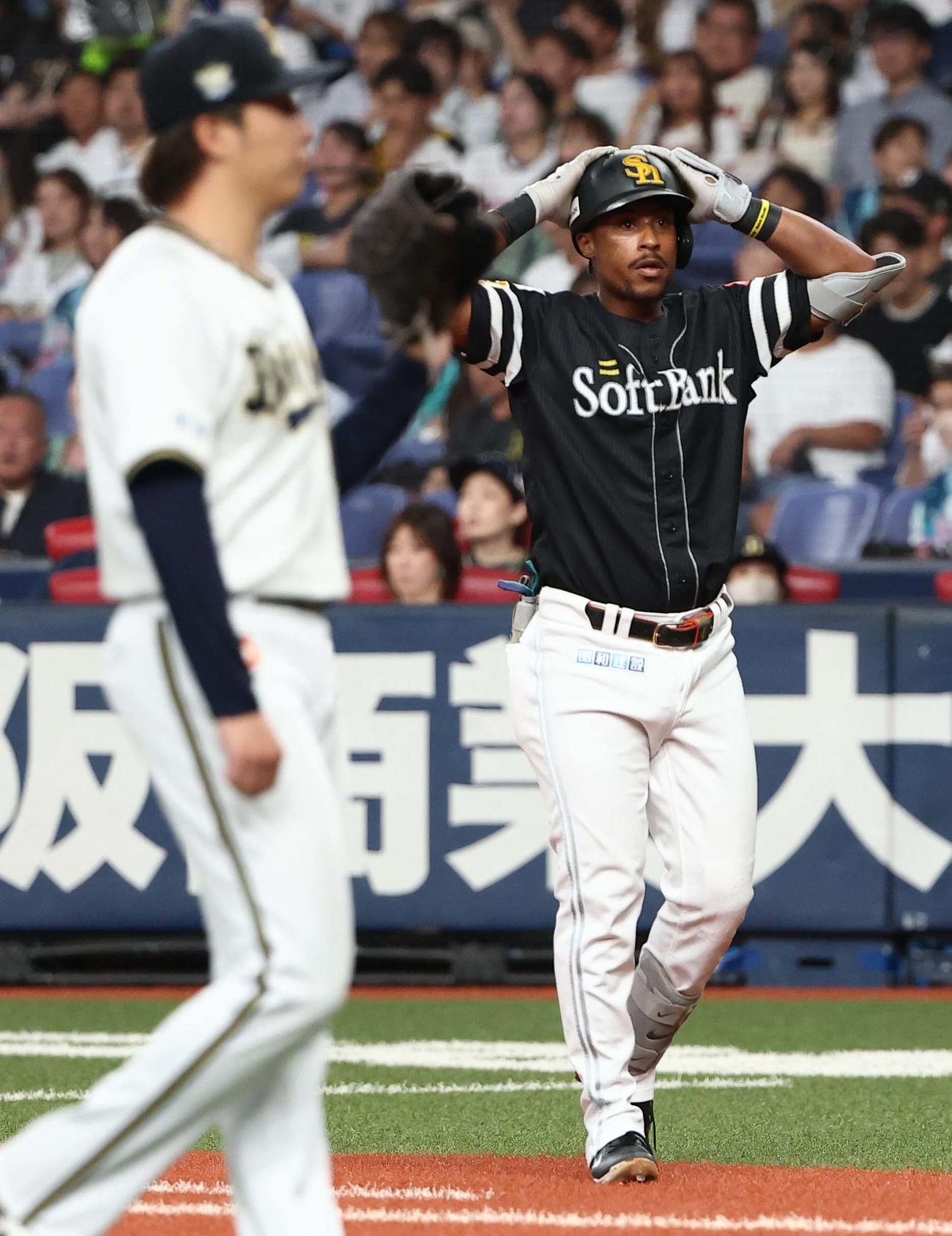 オリックス対ソフトバンク　3回表ソフトバンク1死二塁、ダウンズは左に大飛球を放つもファウルとなる（撮影・上田博志）