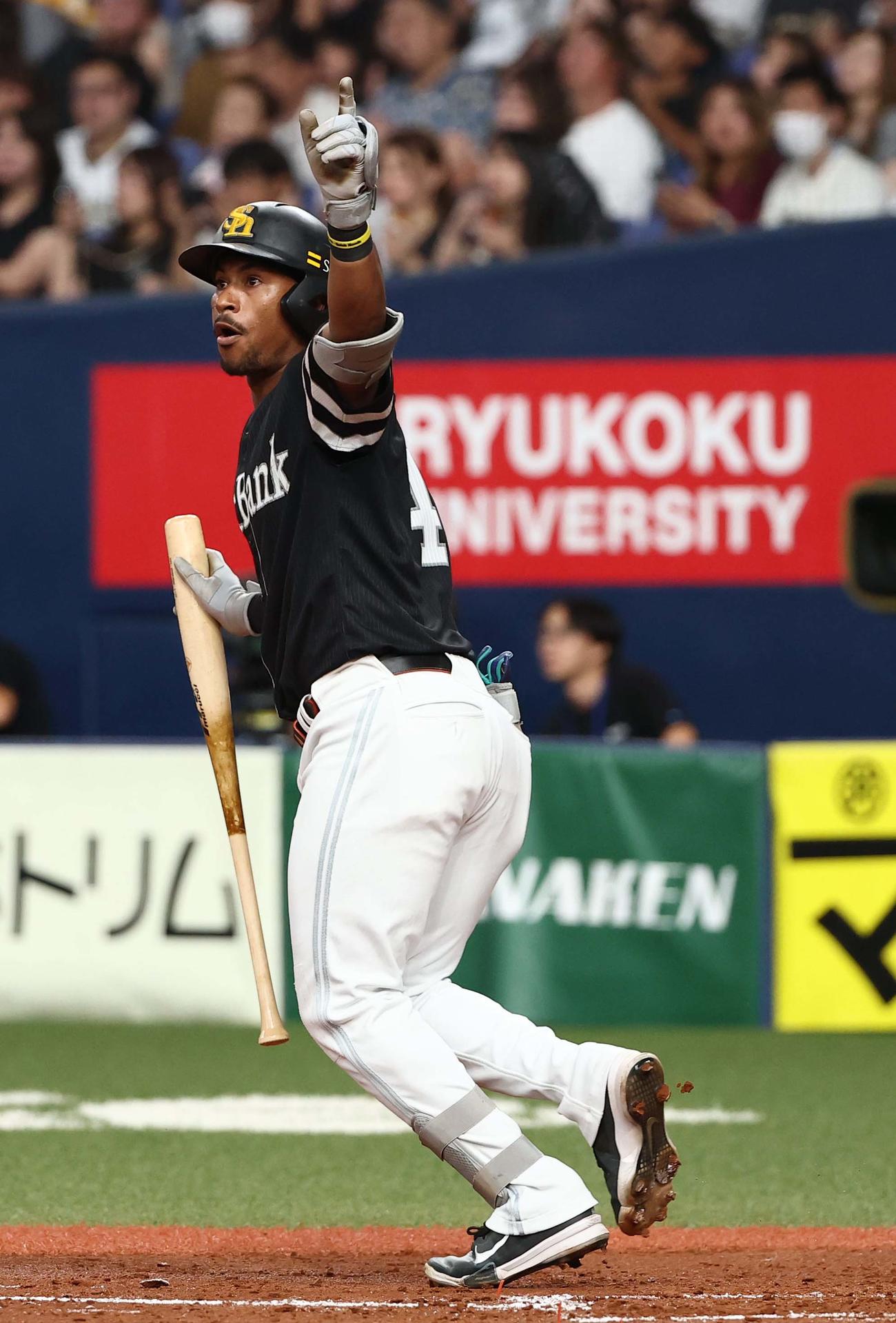 オリックス対ソフトバンク　3回表ソフトバンク1死二塁、ダウンズは左に大飛球を放つもファウルとなる（撮影・上田博志）