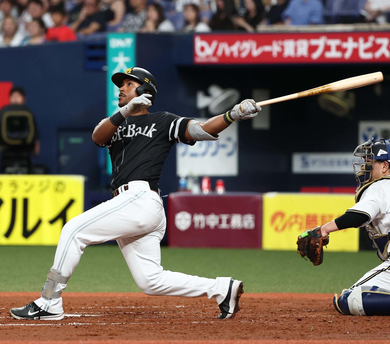 オリックス対ソフトバンク　3回表ソフトバンク1死二塁、ダウンズは左に大飛球を放つもファウルとなる（撮影・上田博志）