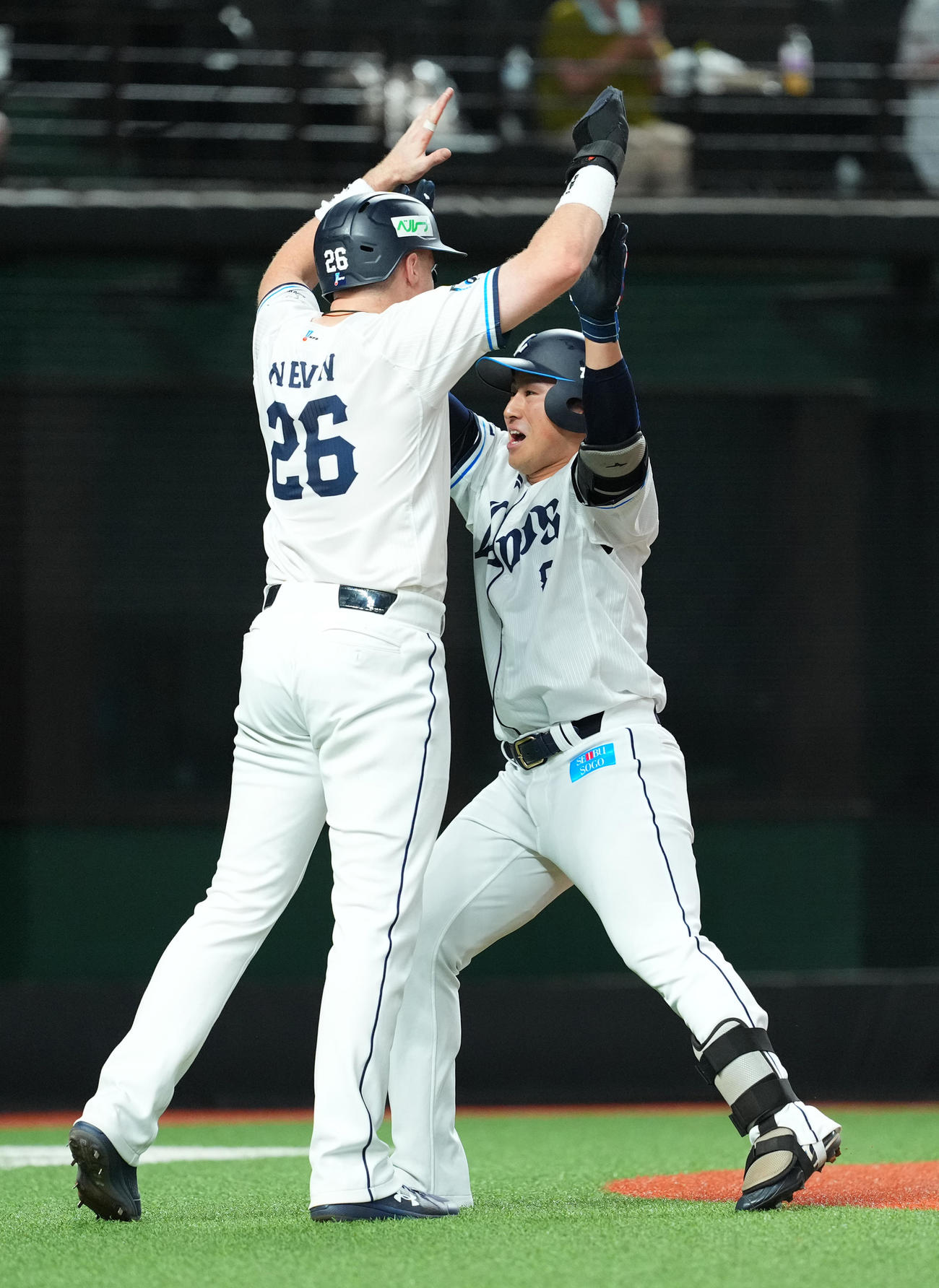 西武対楽天　6回裏西武2死一塁、左越えに逆転の2点本塁打を放ち、ネビン（左）にタッチで迎えられる渡部聖（撮影・菅敏）