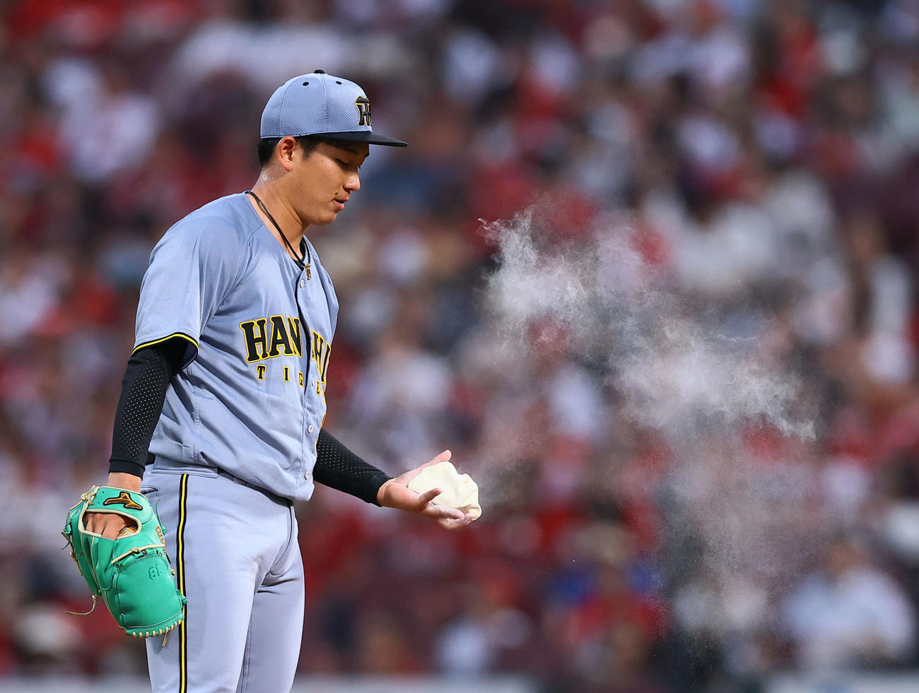 広島対阪神　5回、ロジンを付ける阪神伊原（撮影・藤尾明華）