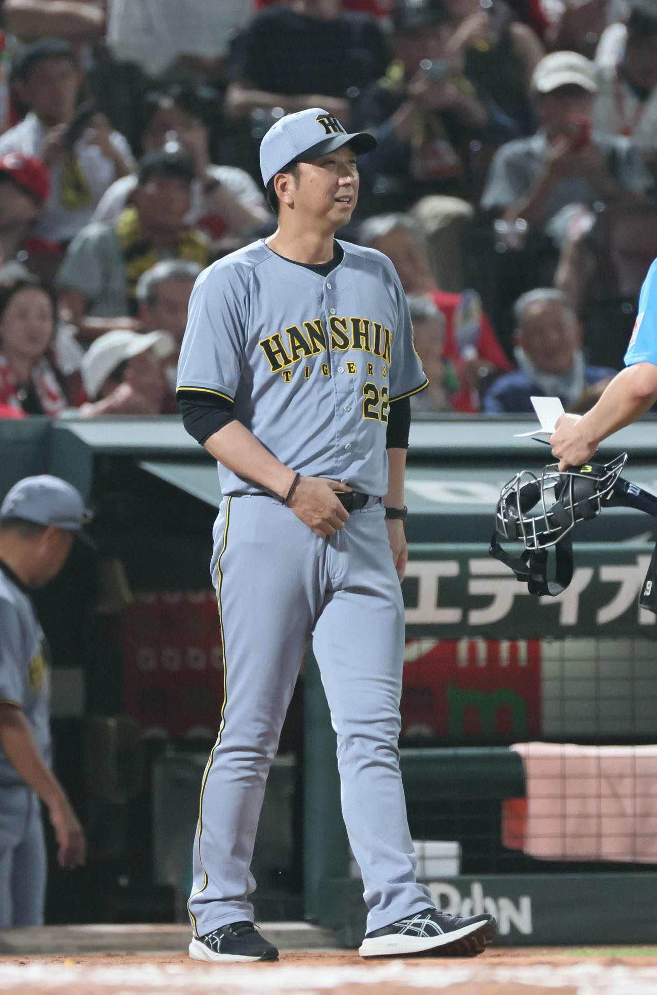 広島対阪神　6回裏広島2死満塁、交代を告げる藤川監督（撮影・加藤孝規）