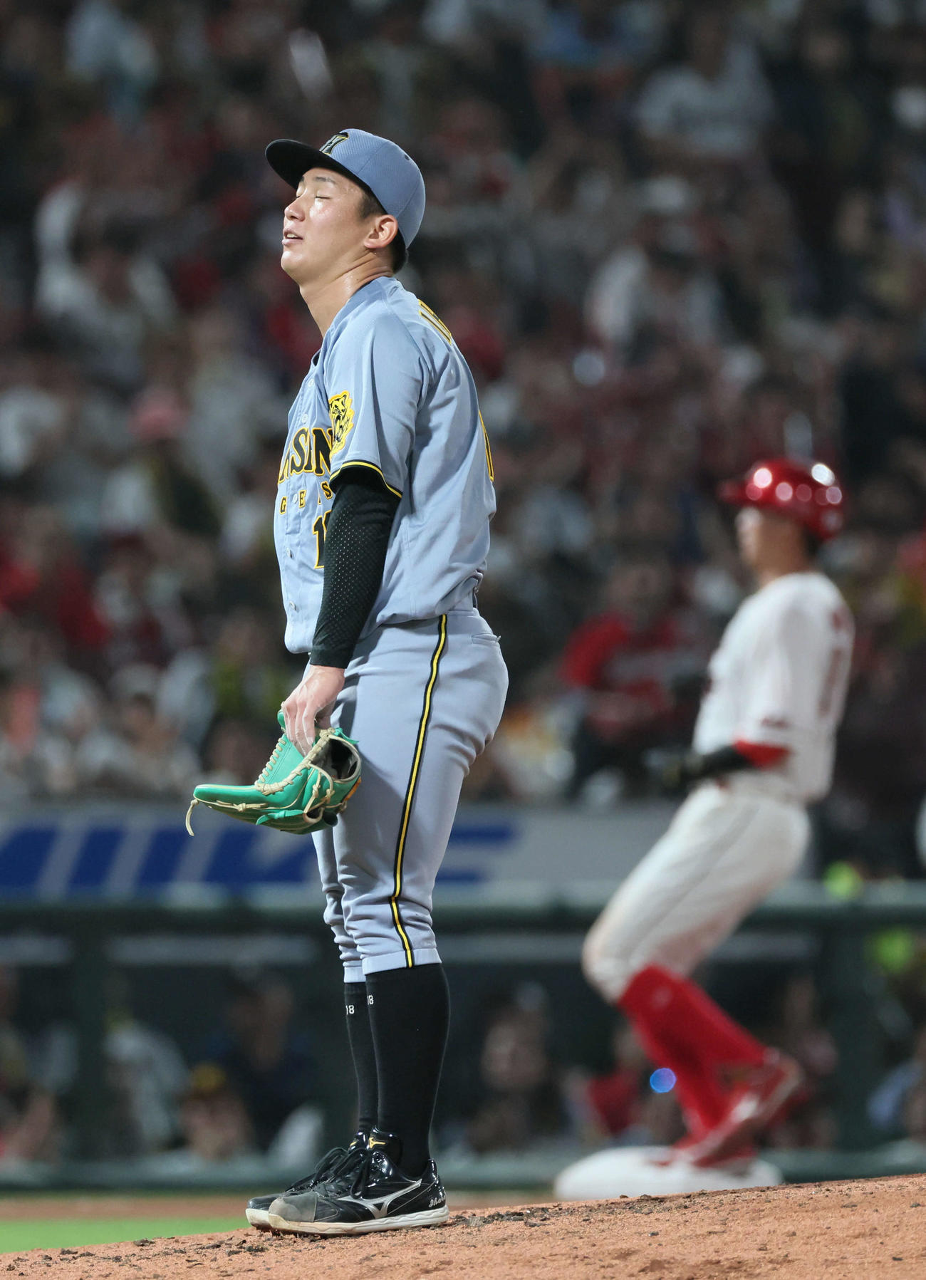 広島対阪神　6回裏広島2死一、二塁、ファビアンに四球の伊原（撮影・加藤孝規）