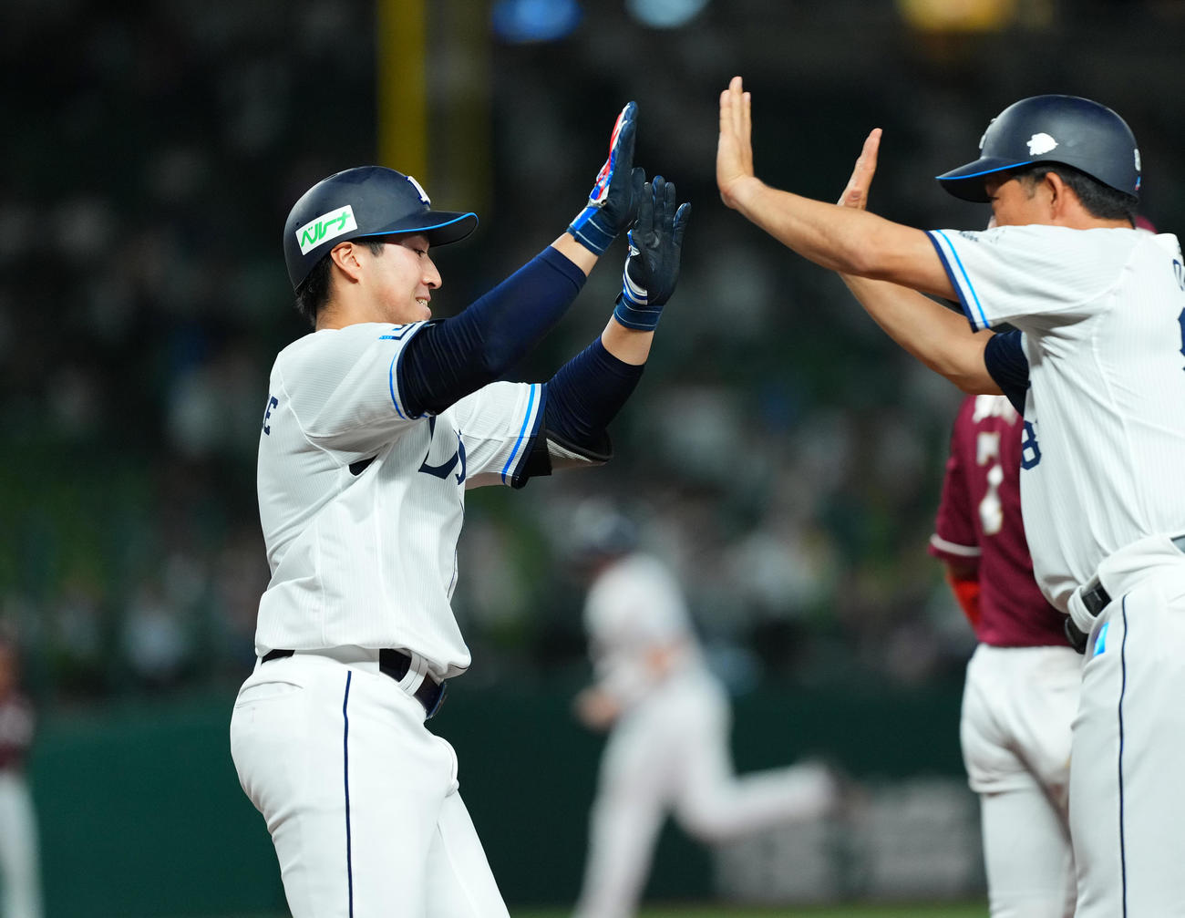 西武対楽天　6回裏西武2死一塁、左越えに逆転の2点本塁打を放ち、タッチをする渡部聖（左）（撮影・菅敏）