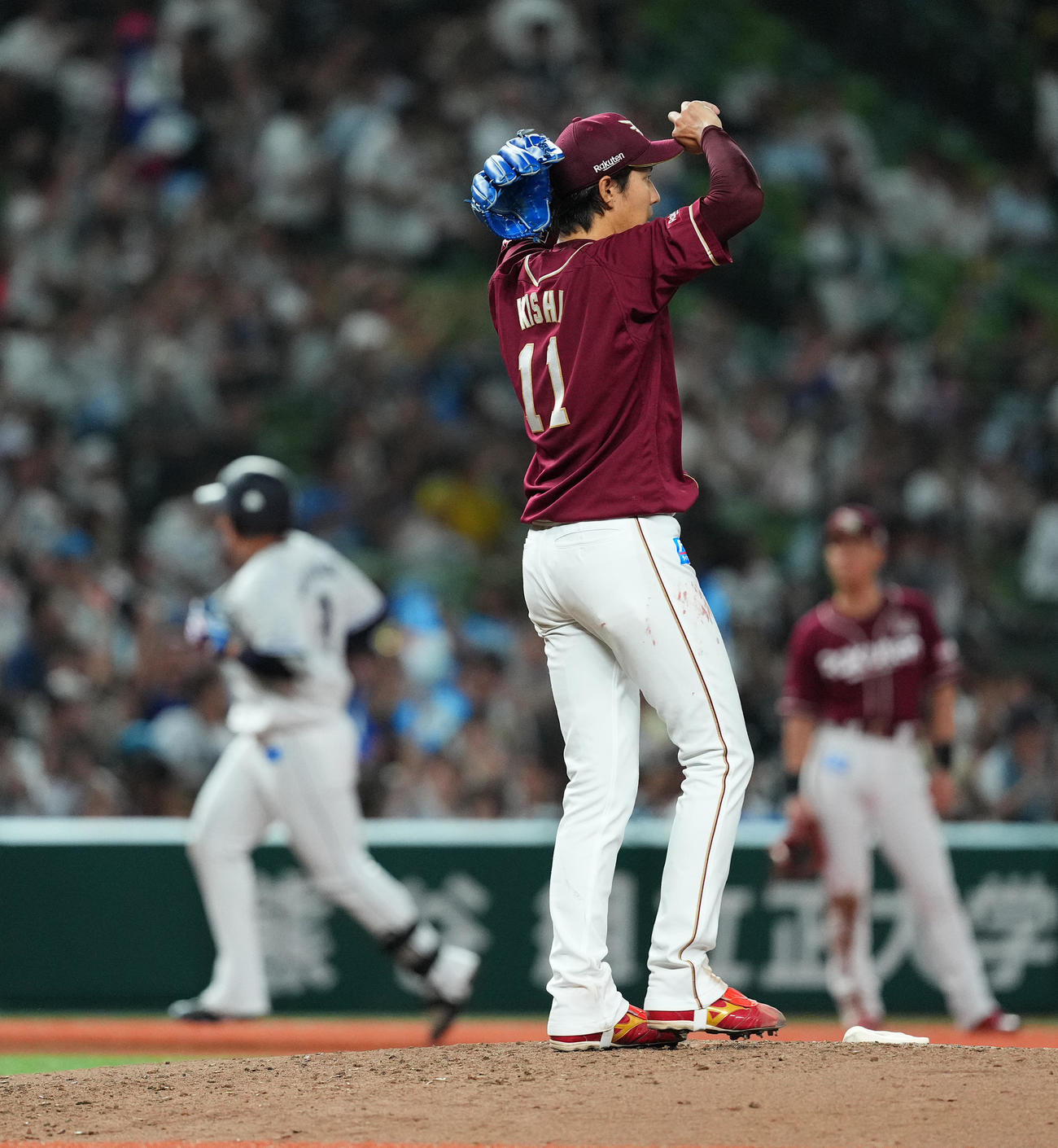 西武対楽天　6回裏西武2死一塁、渡部聖（後方左）に2点本塁打を打たれ、肩を落とす岸（撮影・菅敏）