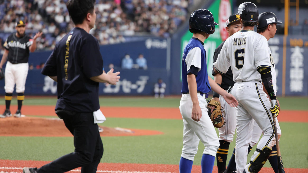 オリックス対ソフトバンク　7回裏オリックス1死、宗（右）は死球を当てたヘルナンデス（左）をにらむ。この後、警告試合が宣せられた（撮影・西尾就之）