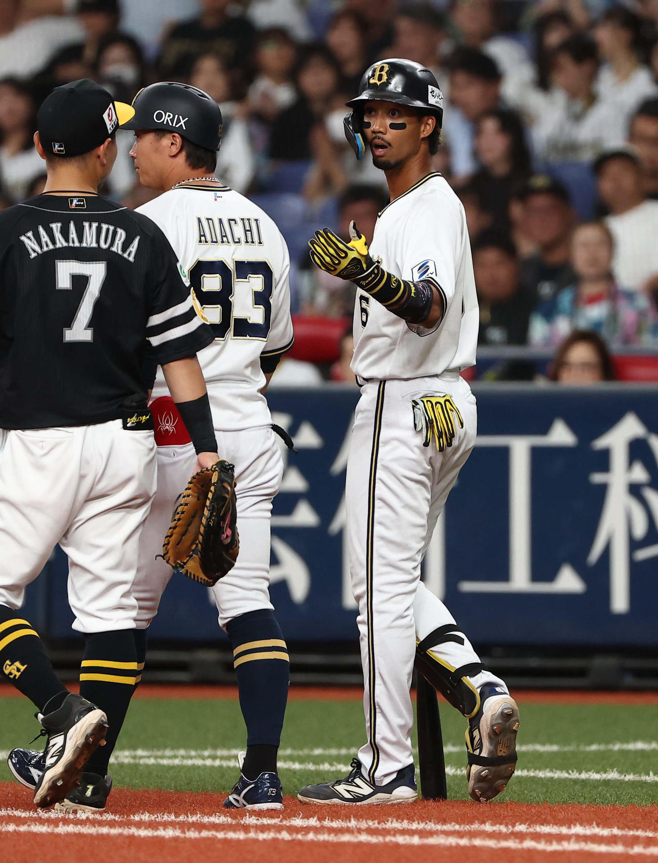 オリックス対ソフトバンク　7回裏オリックス1死、死球を受けた宗は謝罪しないヘルナンデスにいらだつ（撮影・上田博志）