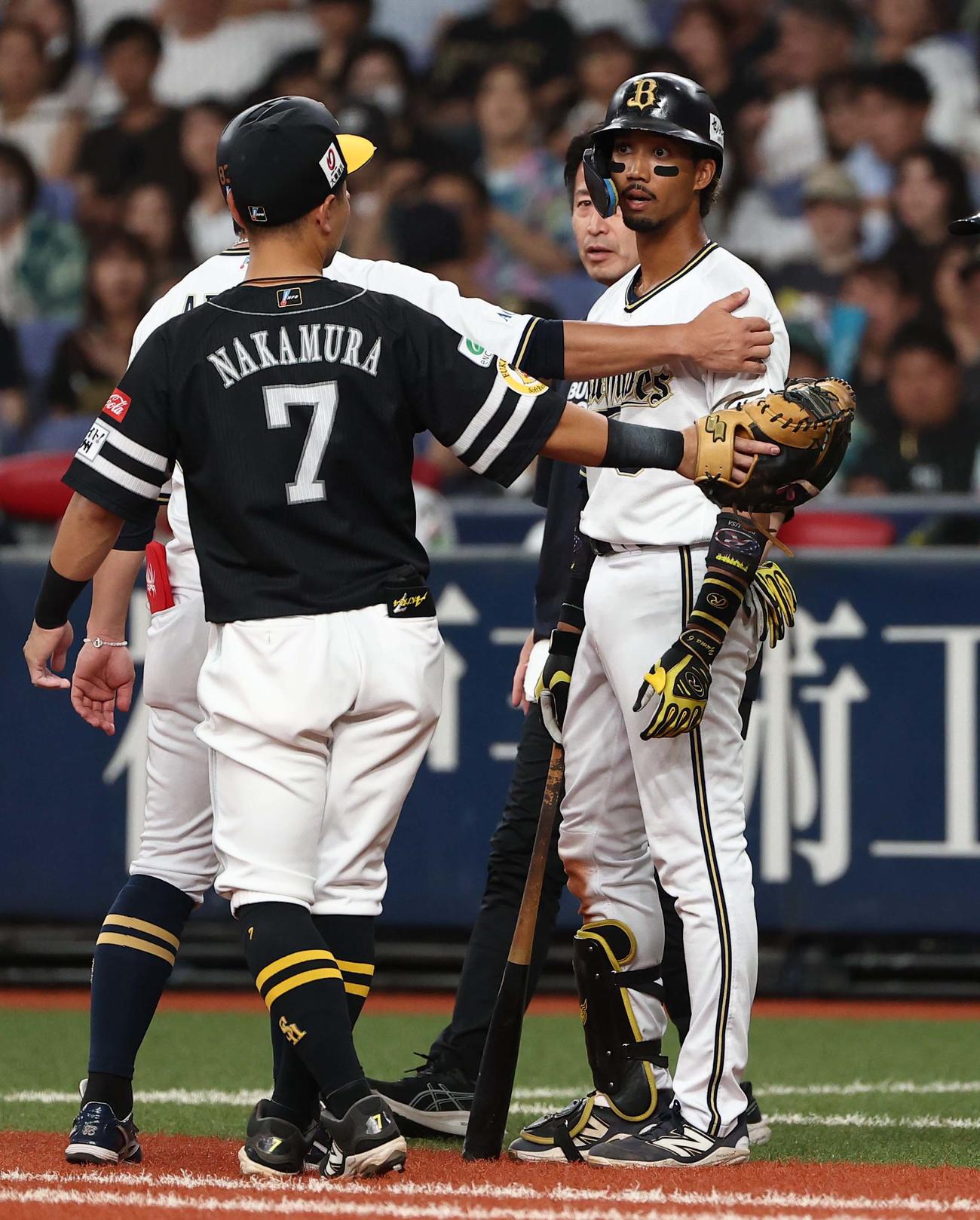 オリックス対ソフトバンク　7回裏オリックス1死、死球を受けた宗は謝罪しないヘルナンデスにいらだつ（撮影・上田博志）