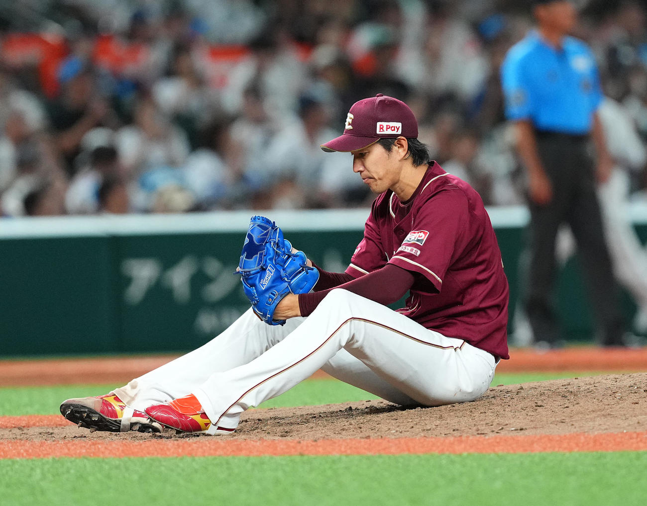 西武対楽天　7回裏西武1死、仲田の打球が足下付近を通過し、体勢を崩す岸（撮影・菅敏）